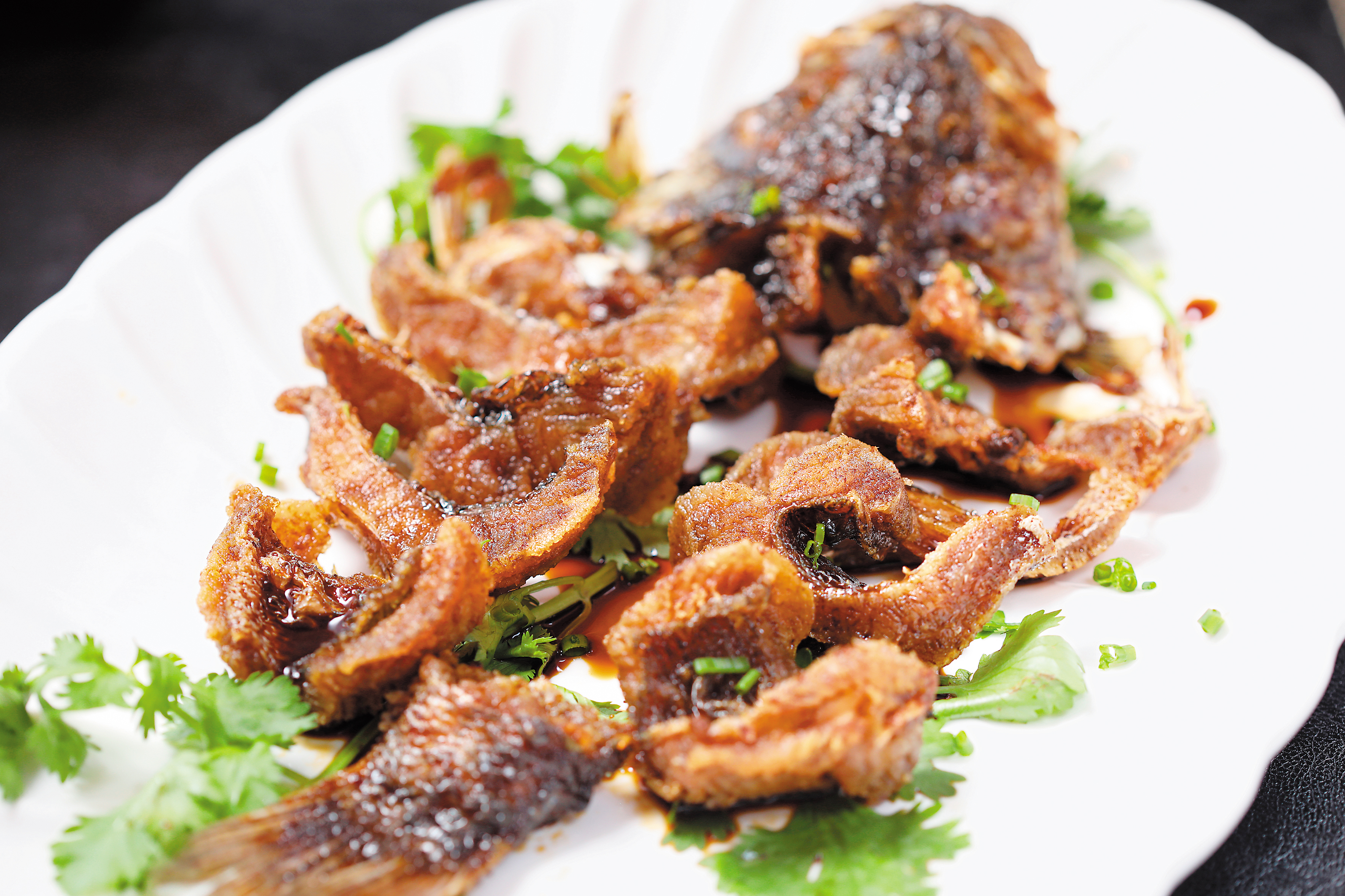 汪姐的「燻魚」有鱸魚、鱖魚2種，成本極高。