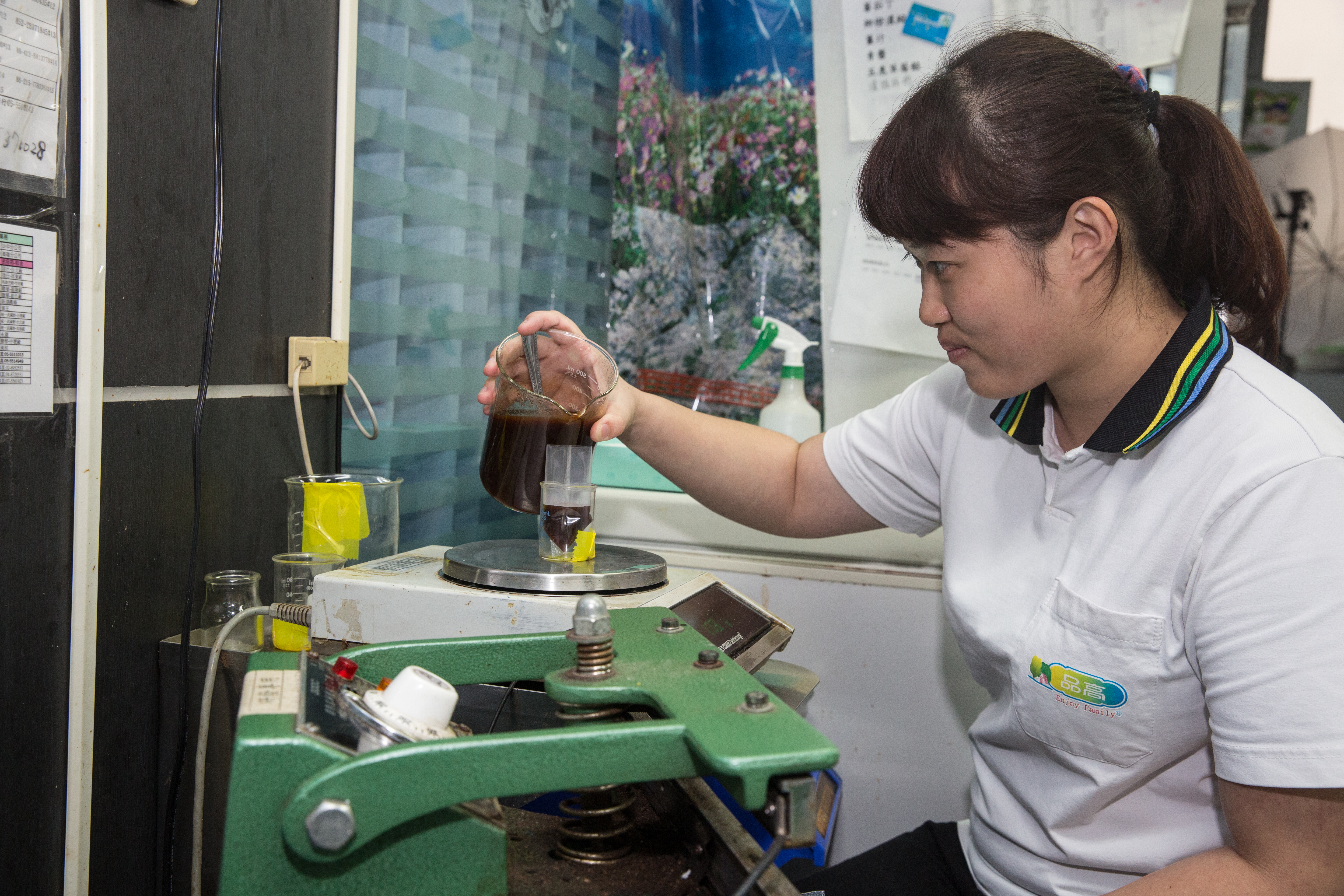 擔任食品研發員需先通過官能品評的課程訓練和考試，甚至每天都得推出新口味。