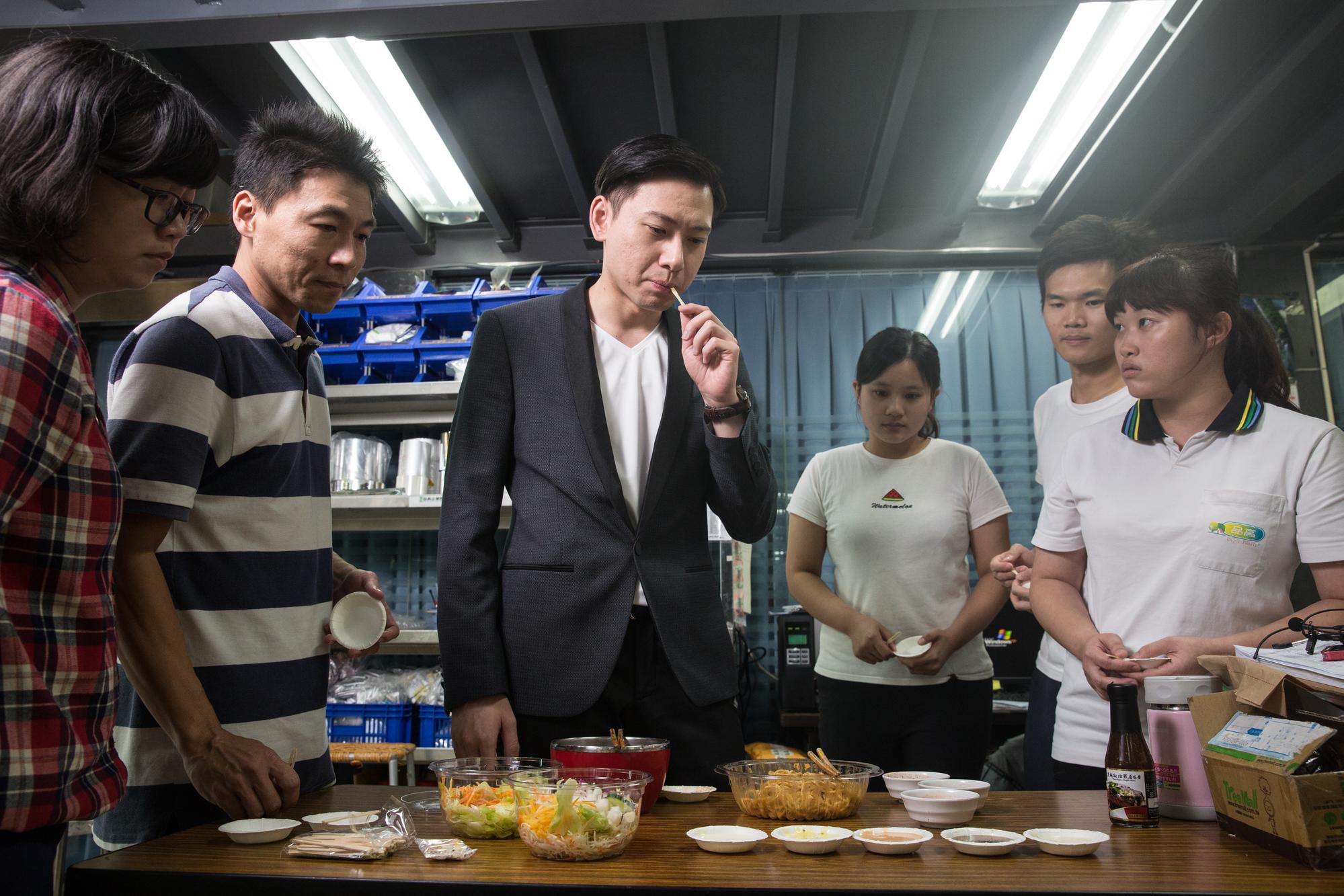 所有新醬料需先經過品高協理吳宥澄（左三）試吃後，才能推出給客戶。