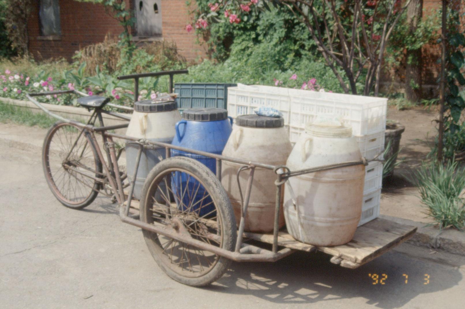 早期品高到東北,營業員會推著三輪車,挨家挨戶推銷醬料。(品高提供)