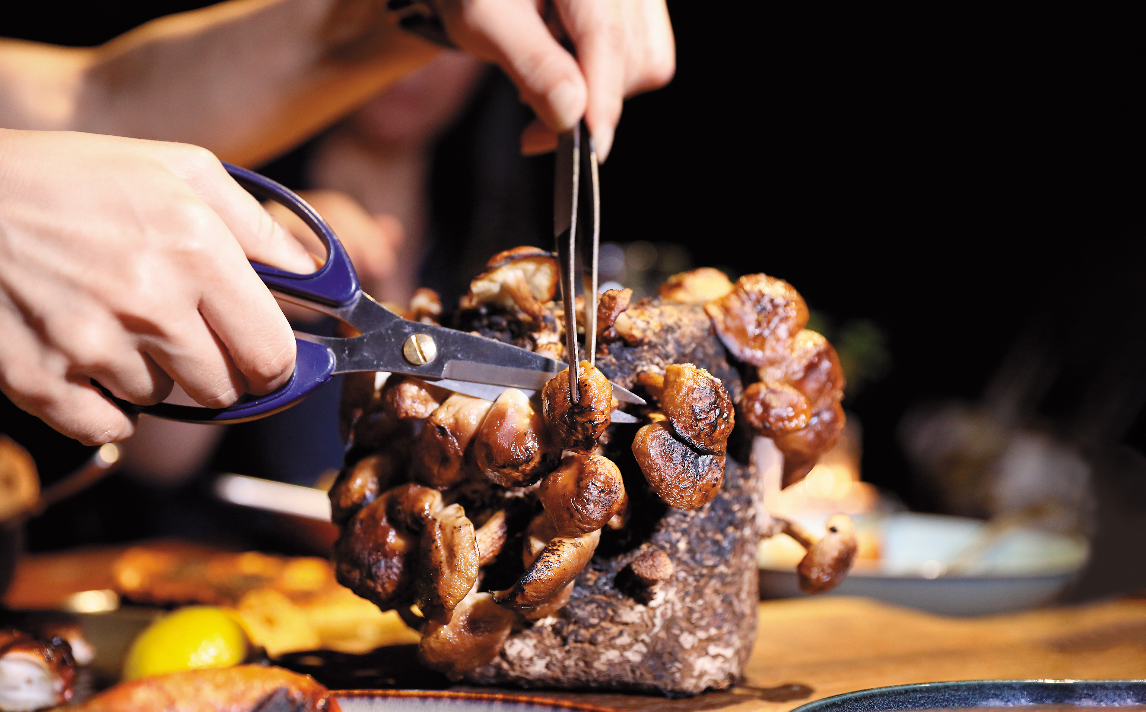 「Bertha's炭烤香菇」附上剪刀、鑷子，一朵朵自己剪來吃，很有意思。（人民幣110元／份，約NT$508）