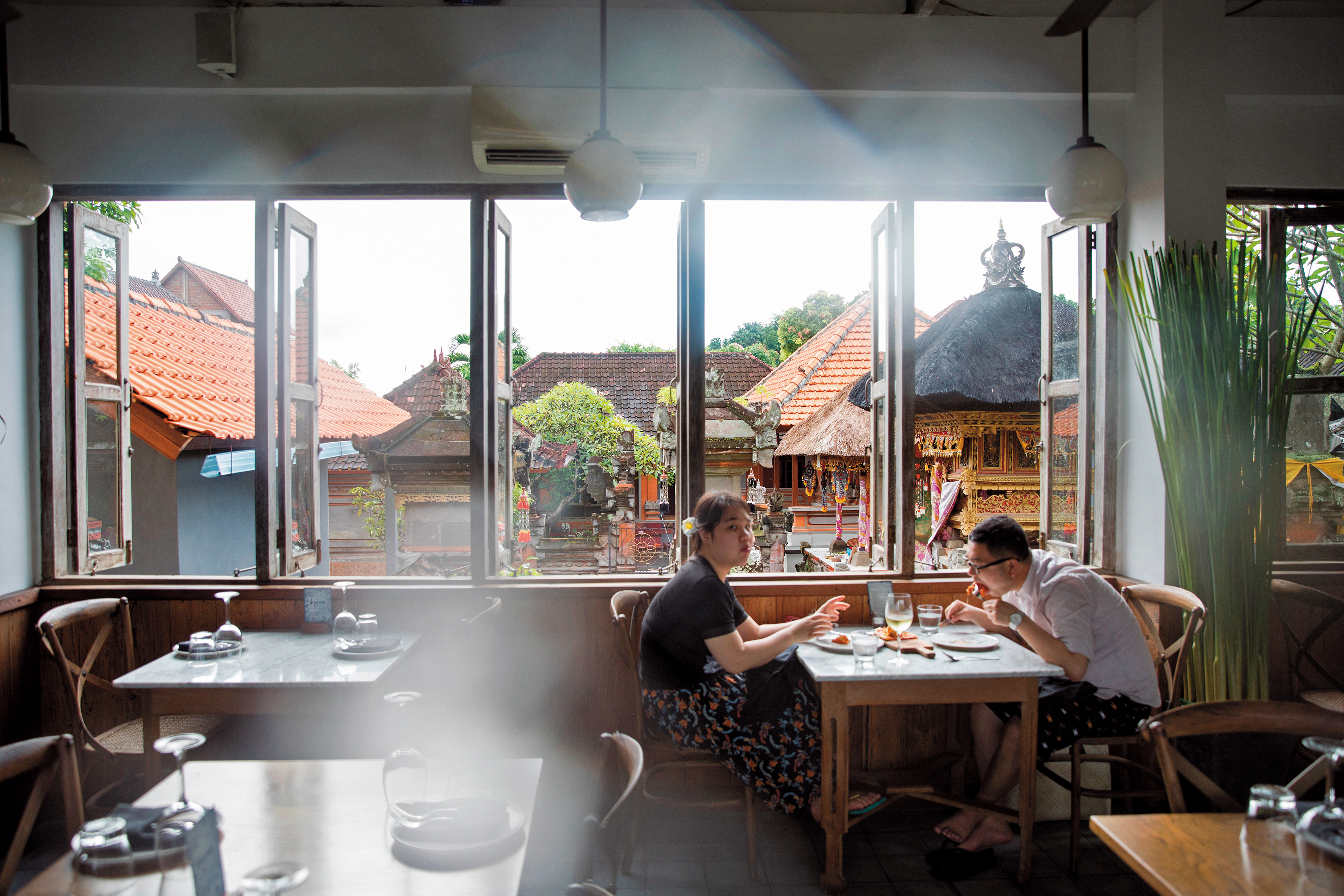 坐在「Hujan Locale」餐廳2樓，可以看見峇里島的傳統家廟景觀。