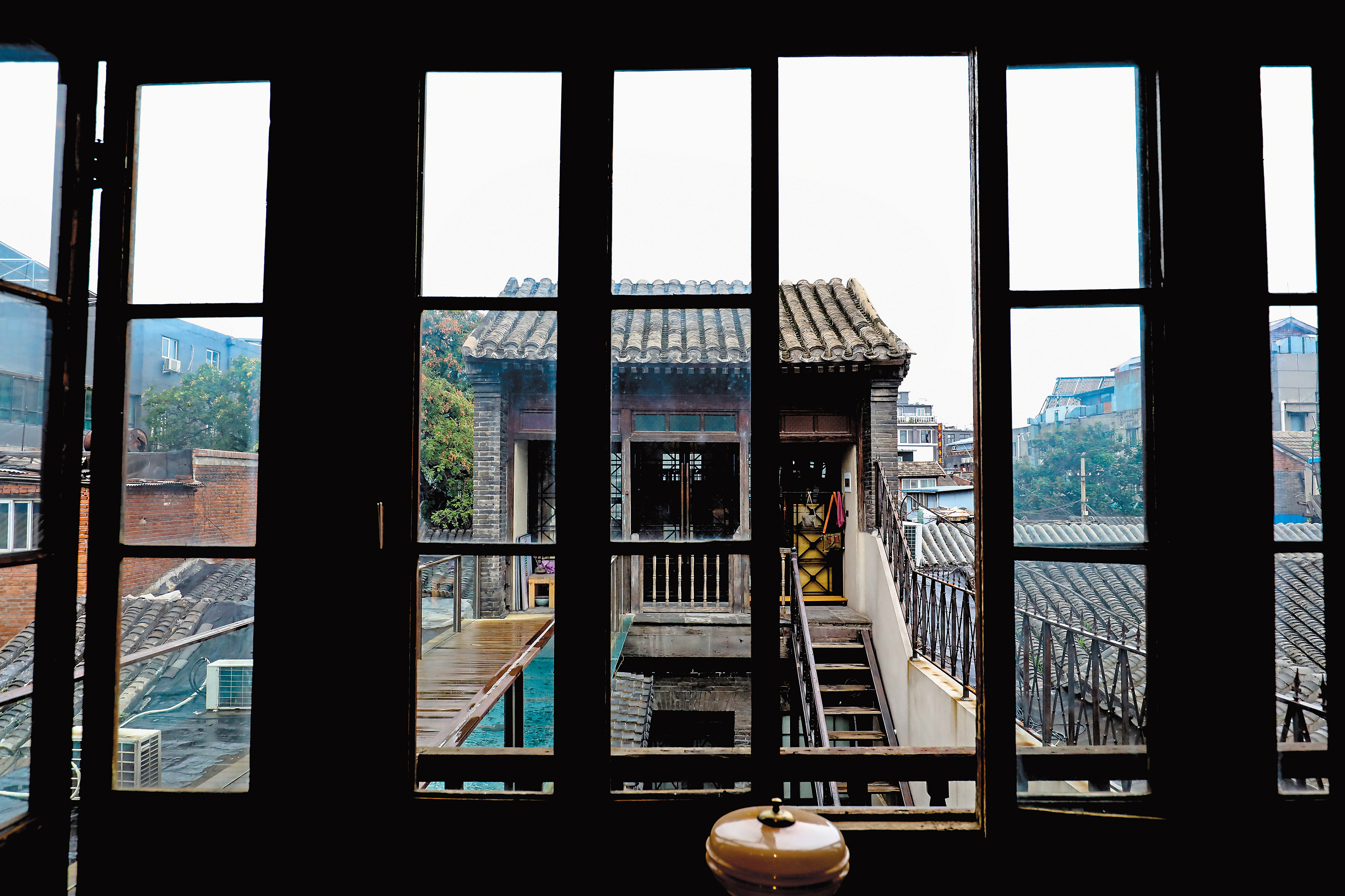 從模範書局二樓的窗櫺中望出去，風情別具，據說民國初年，這裡曾是報館，後來又成了新文化書局。