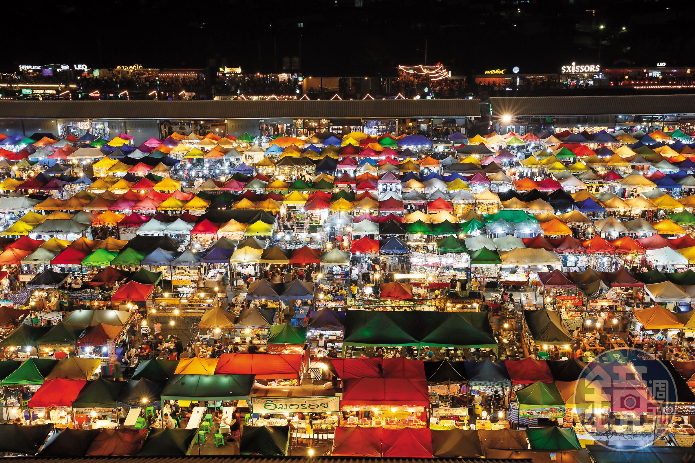 「Ratchada Train Market」是曼谷這2年很受歡迎的夜市，獨特夜景很受喜愛。
