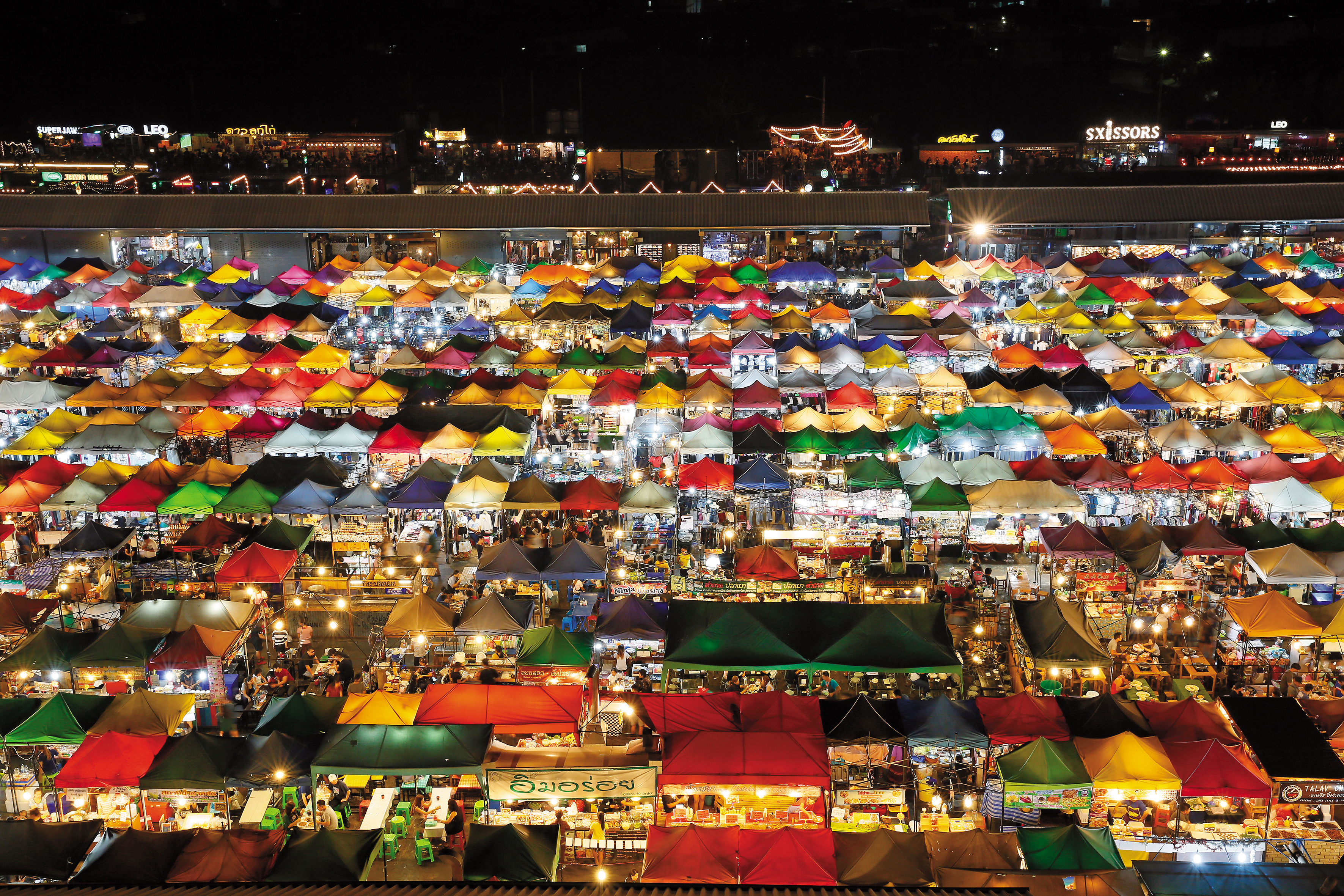 「Ratchada Train Market」是曼谷這2年很受歡迎的夜市，獨特夜景很受喜愛。