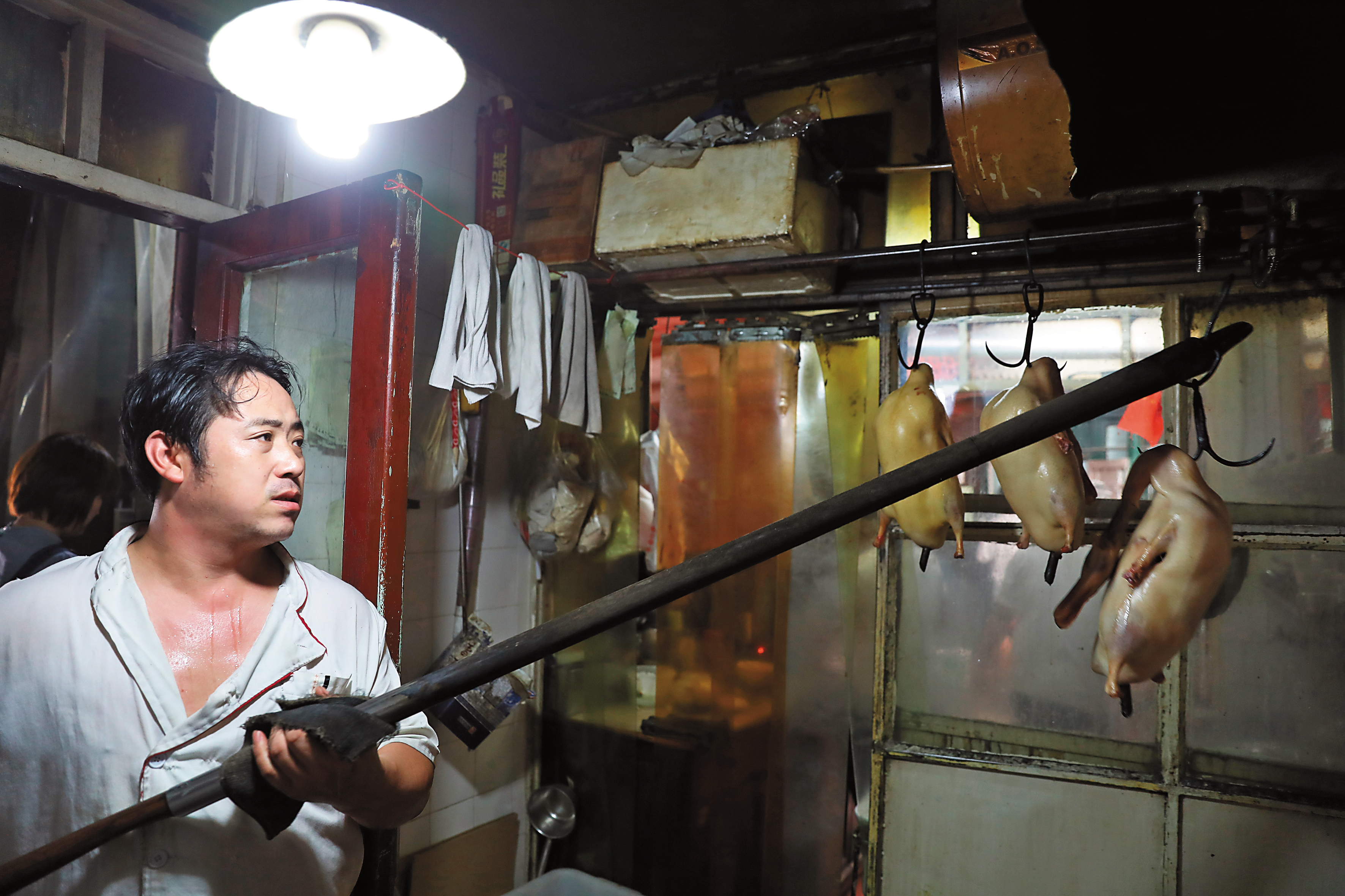 烤鴨重在鴨胚的製作，利群是率先將烤鴨過程公開在客人眼前的烤鴨店。