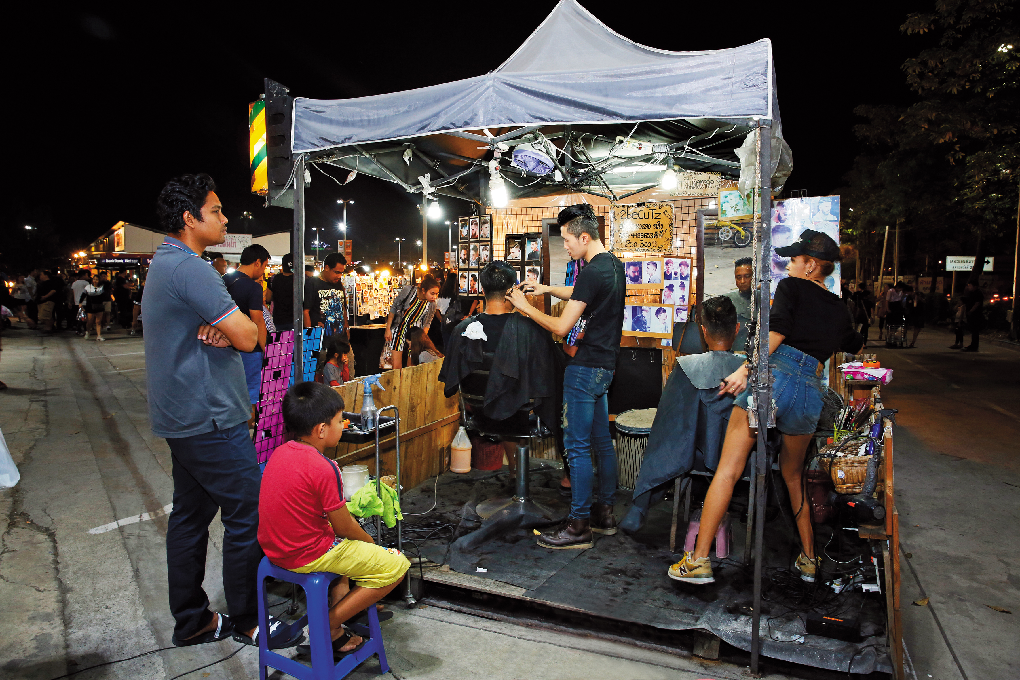 現場剪髮的barber shop攤子，提供男士理髮，大人小孩都排隊等著梳理一番。