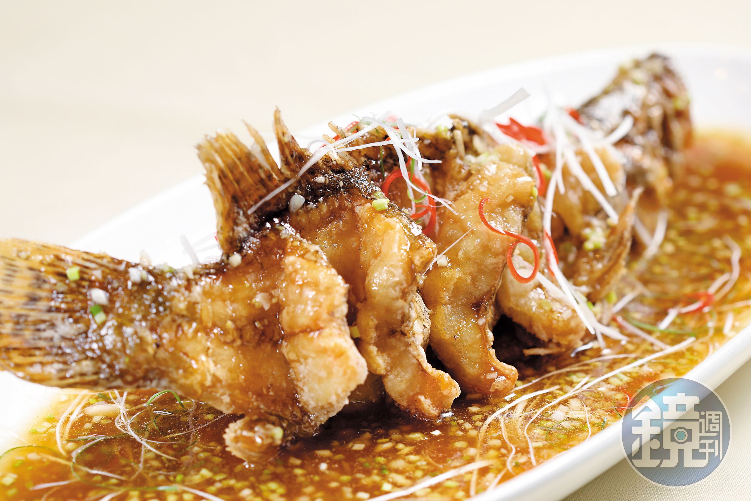 融合淮揚風味的「糖醋脆皮魚」，酸甜適中，草魚絲毫沒有腥味。