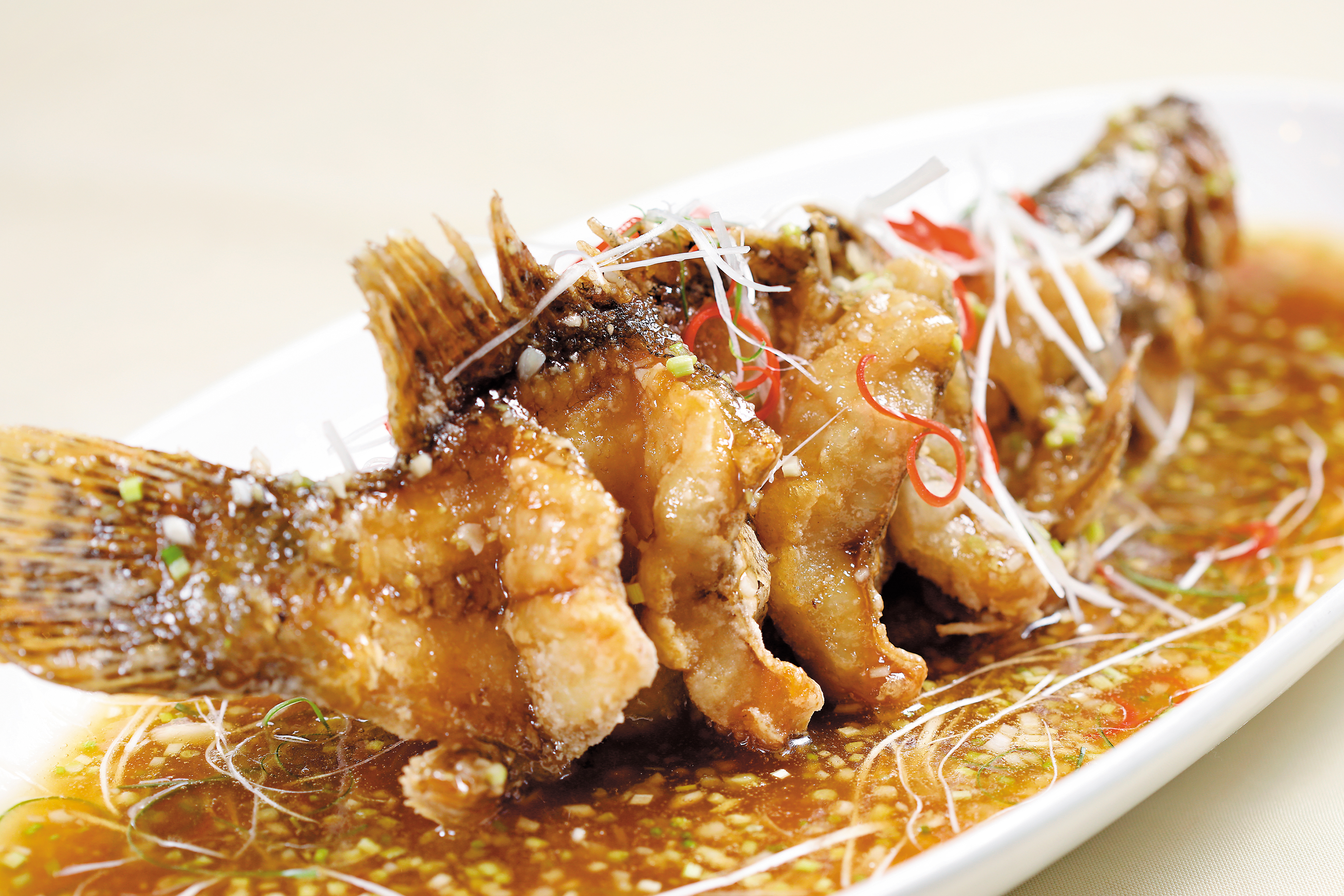 融合淮揚風味的「糖醋脆皮魚」，酸甜適中，草魚絲毫沒有腥味。