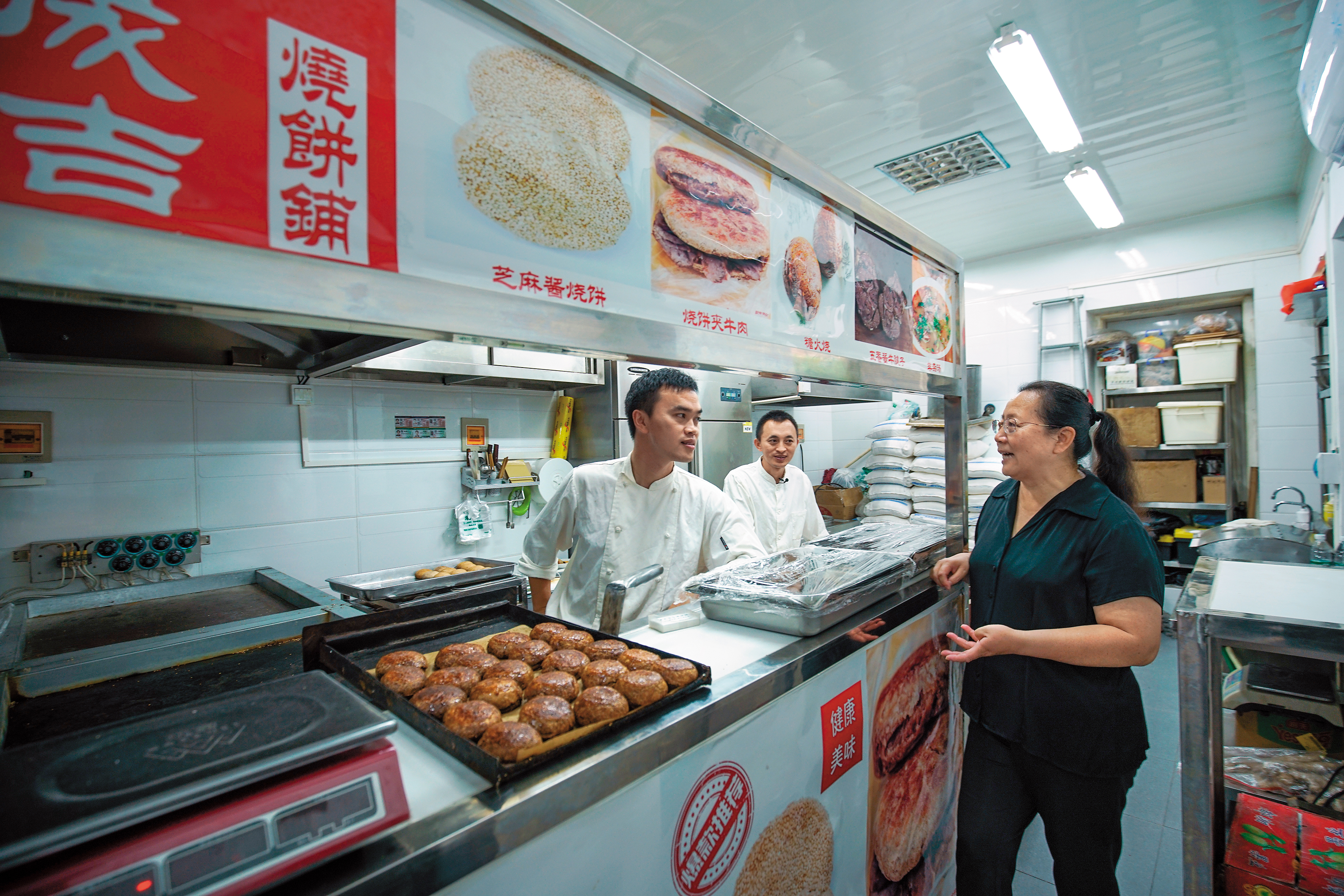 老北京人崔阿姨（右）認證兩兄弟做的燒餅是道地京味。