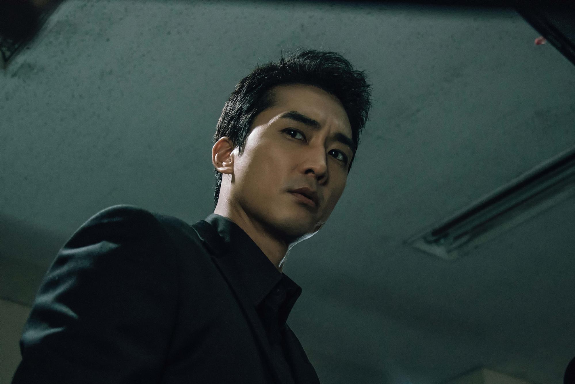 宋承憲飾演被陰間使者附身的刑警,帥出了不同於過往的新高度。(Netflix提供)