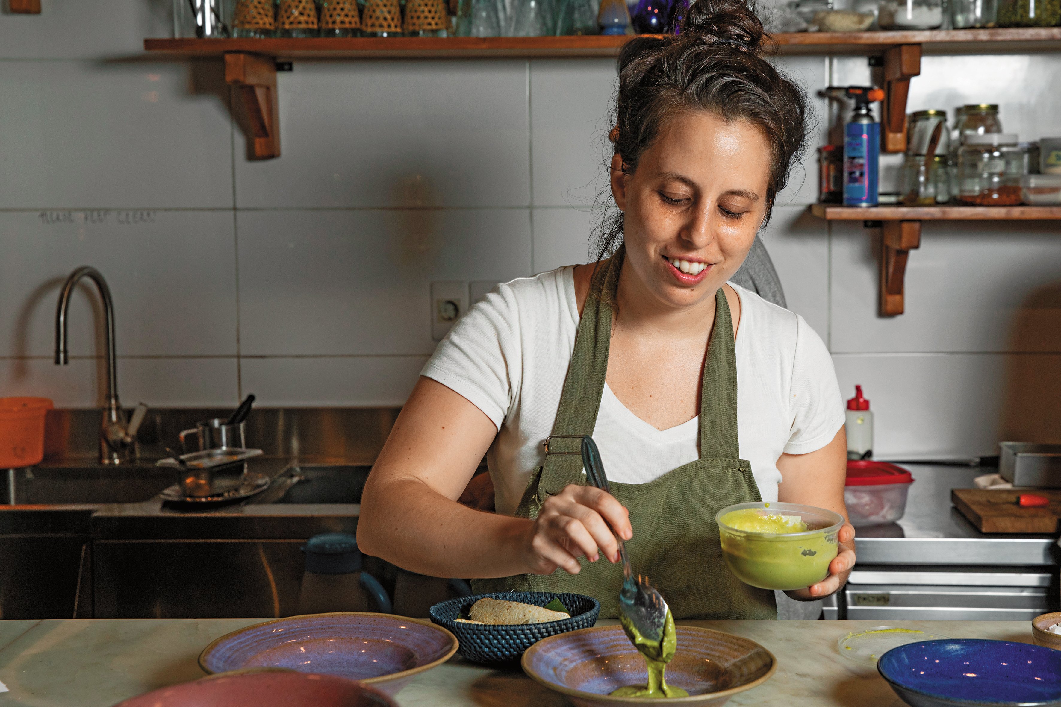 來自委內瑞拉的主廚Estefania Simon做菜時堆滿笑容，姿態就像在跳舞。