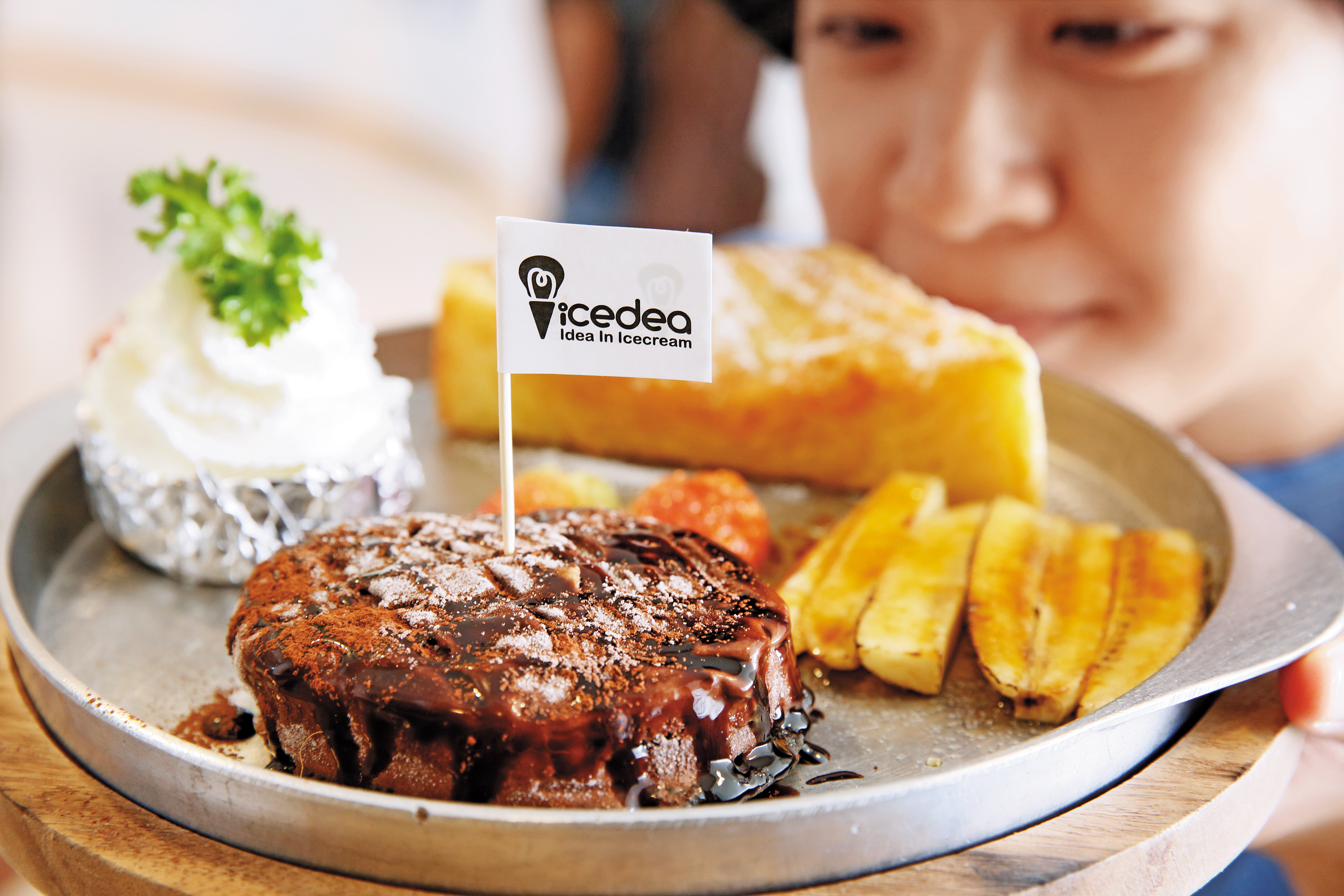 「3分熟牛排」看起來真像剛烤好的牛排，嘗起來是巧克力味濃厚的冰品。（泰銖175元／份，約NT$156）