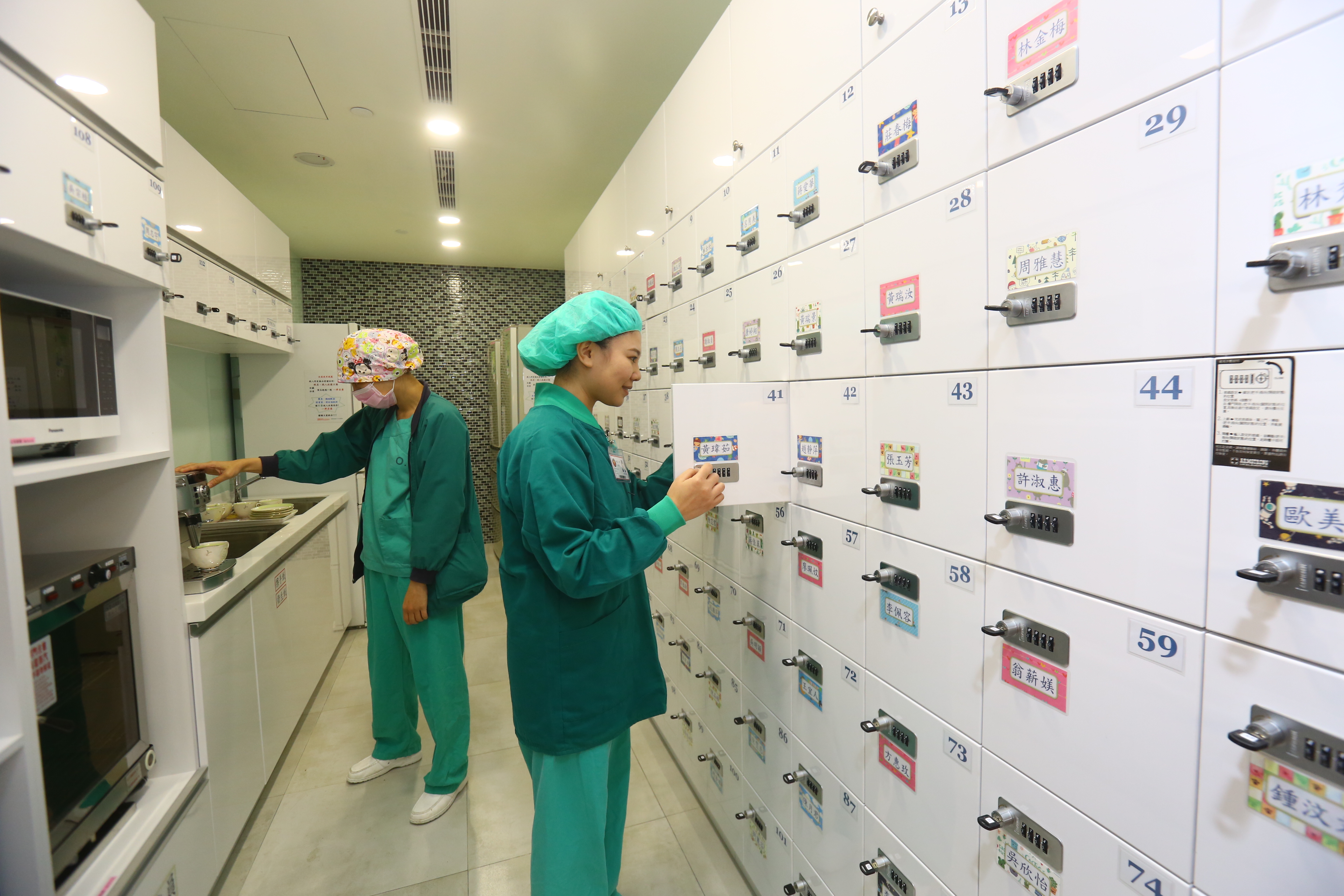 整修後的三總手術休息室，每位醫護人員都有專屬櫃子，還有微波爐等設備，至少忙完手術後能吃一份熱食。