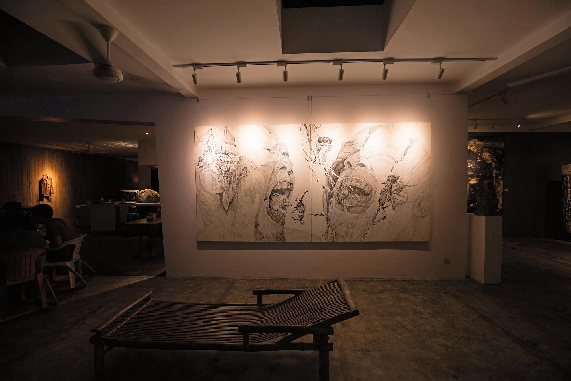「Seniman Cafe at Tonyraka ArtGallery」開在藝廊裡,店內可見各種當地現代藝術作品。