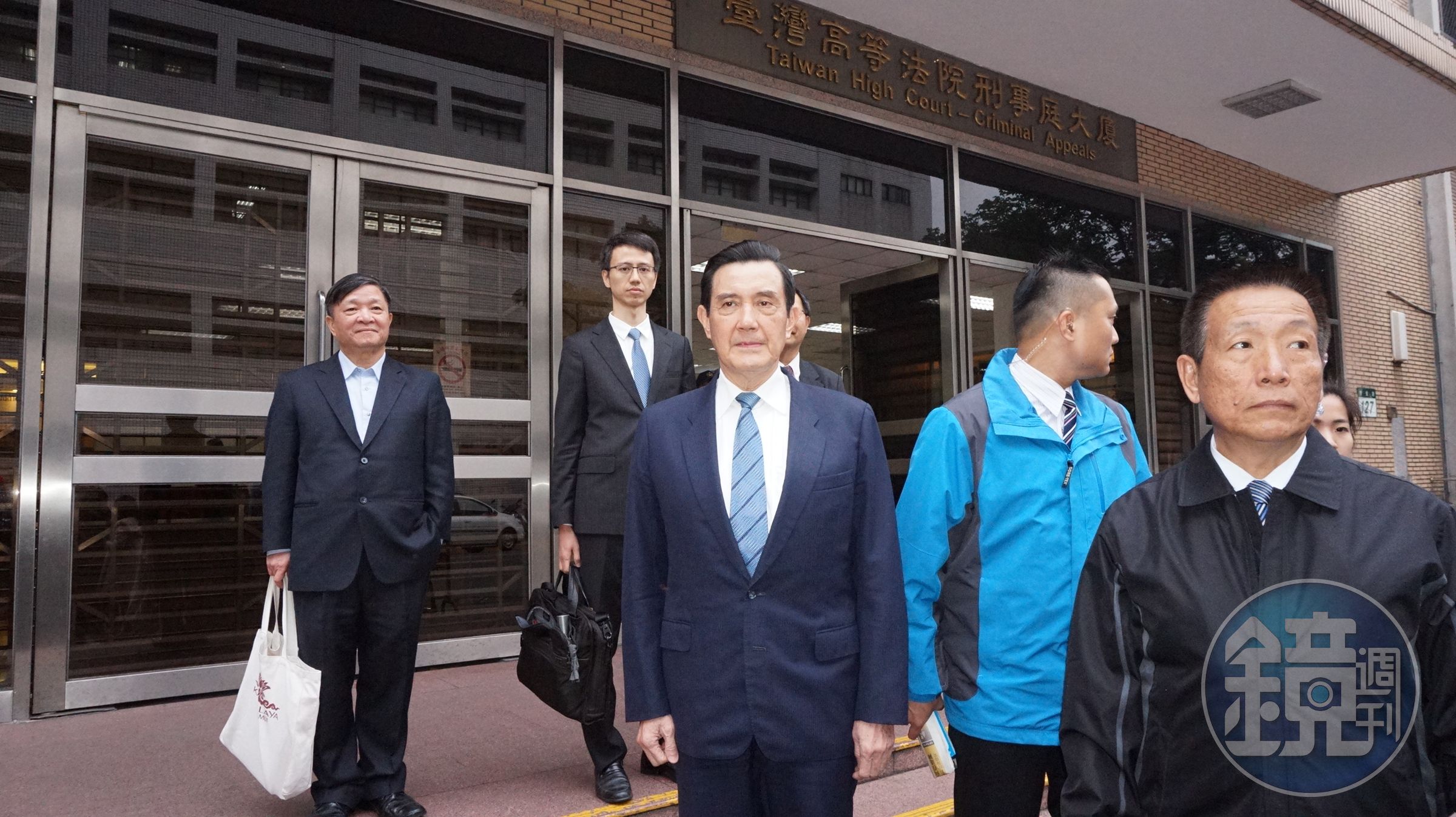 馬英九前總統下午突然現身北檢提出洩密罪告發，並徒步至高檢及最高檢遞狀，要求北檢移轉管轄。