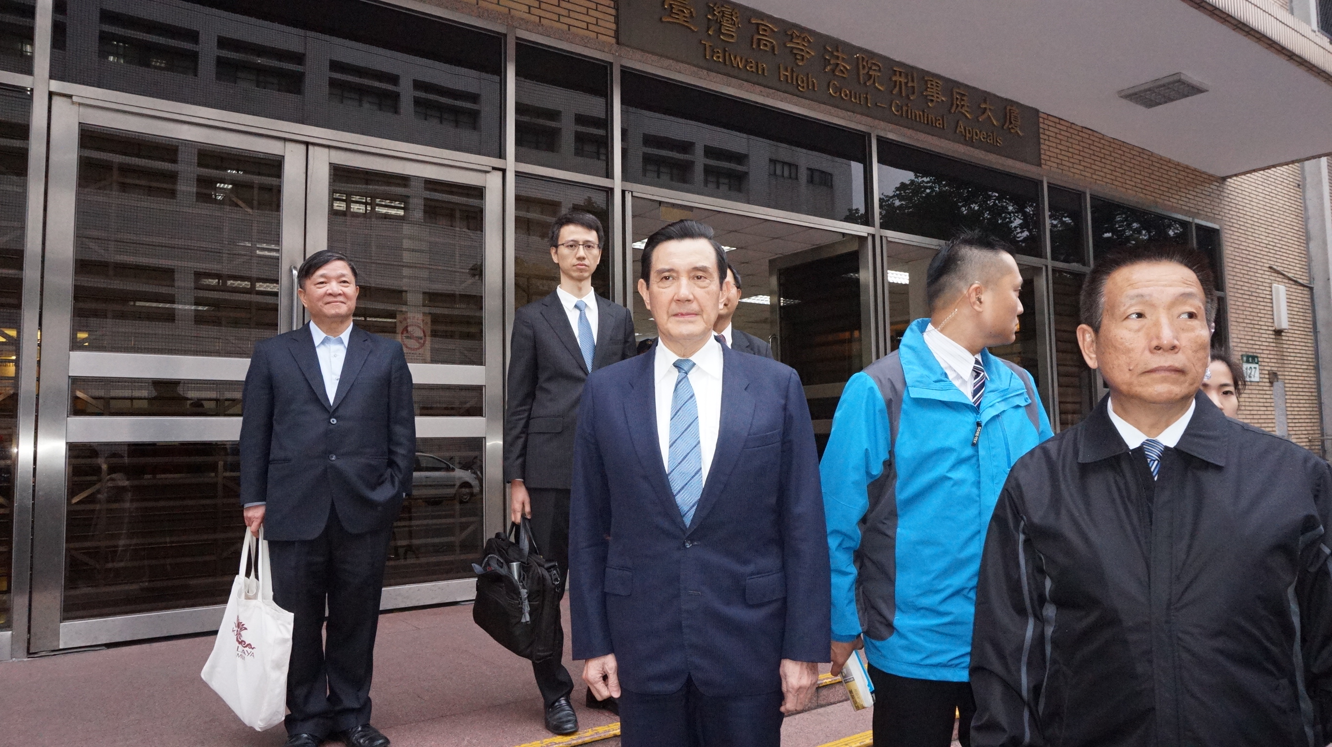 馬英九前總統下午突然現身北檢提出洩密罪告發，並徒步至高檢及最高檢遞狀，要求北檢移轉管轄。