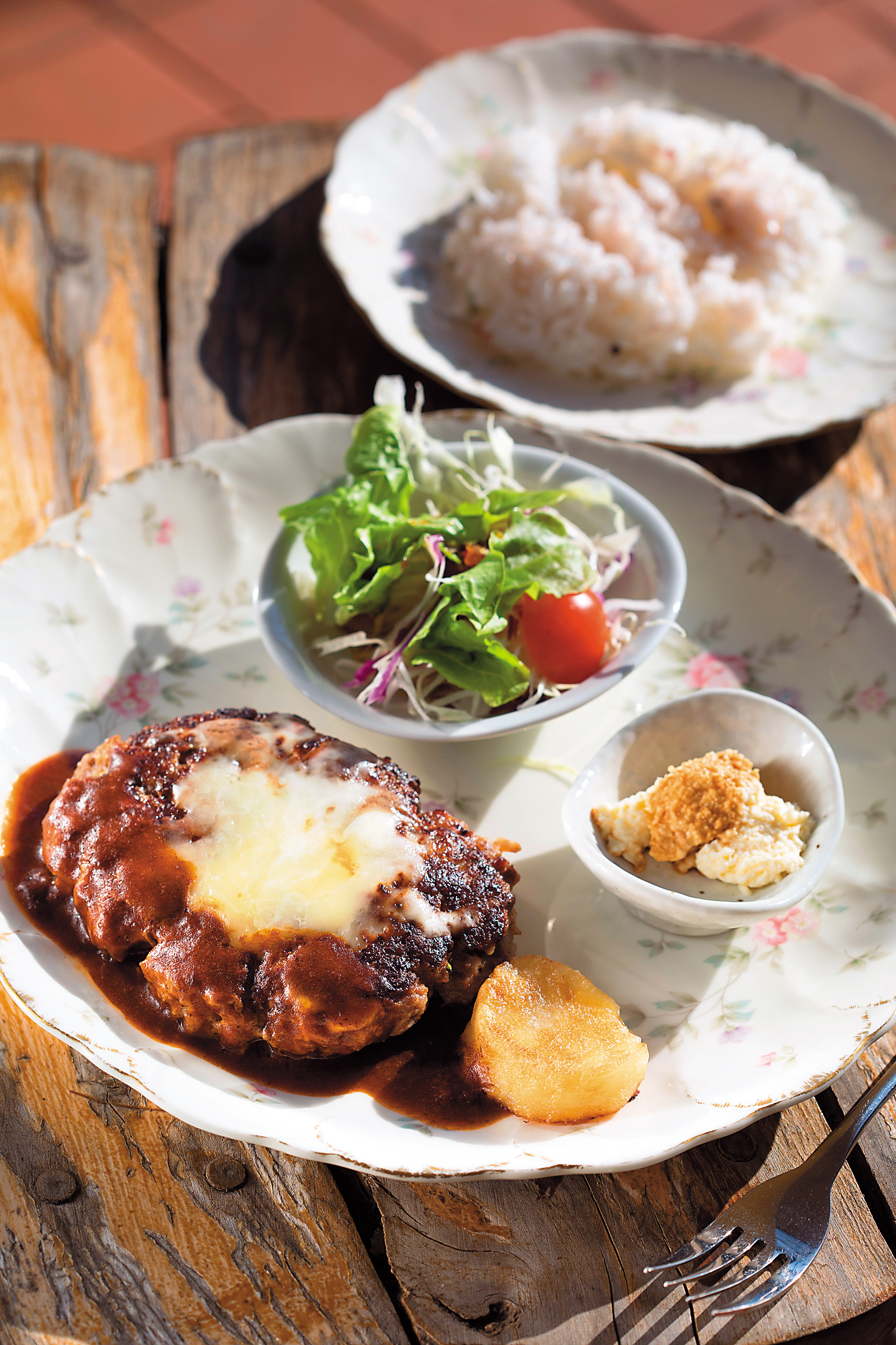 「起司漢堡排」是用在地產的草原牛入菜，豐厚多汁。（1,080日圓／份，約NT$281）