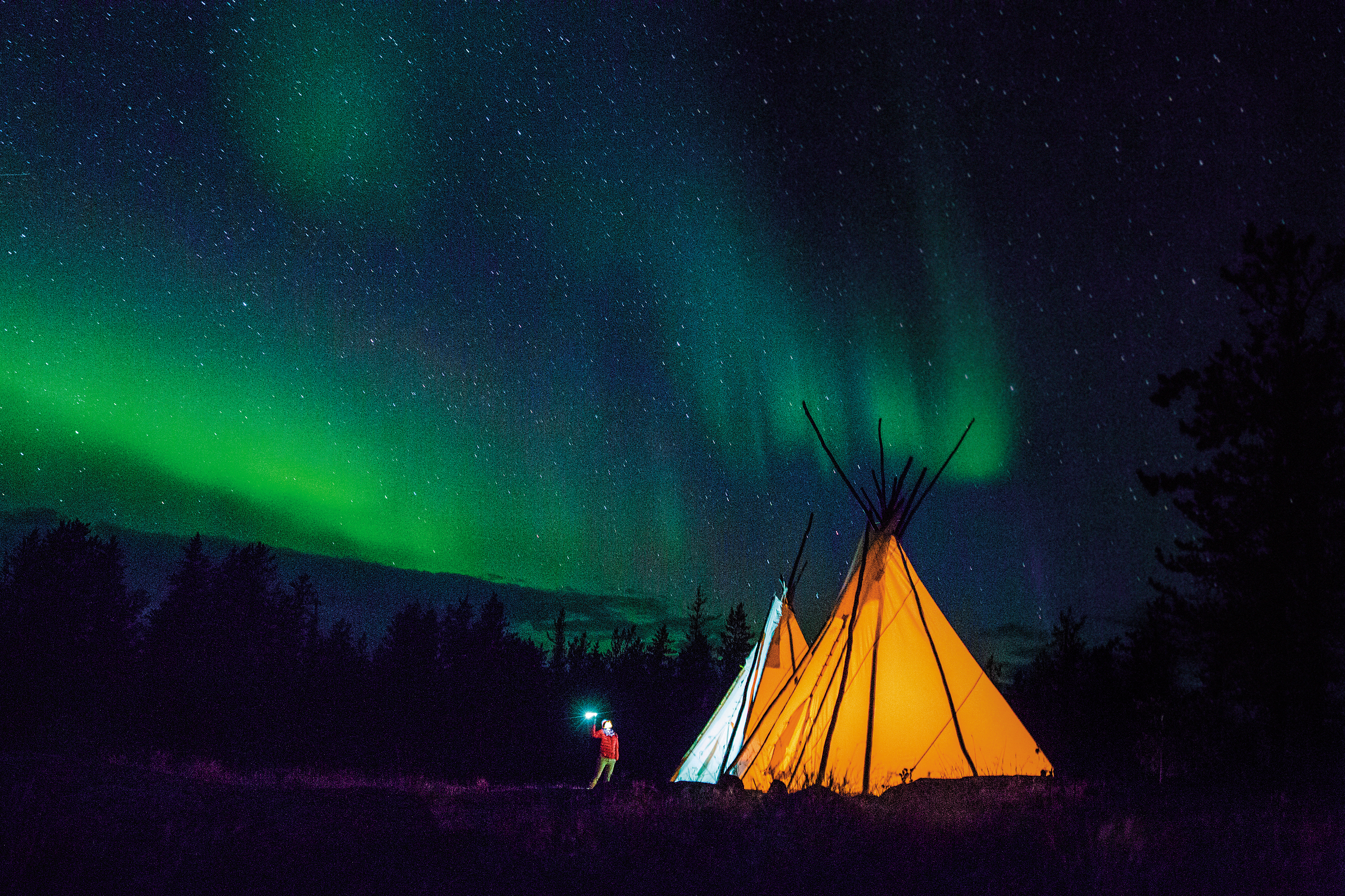 出發時間在夏天，不少朋友都問我，「現在才8月底耶！真的看得到極光？」 一開始我也半信半疑，抱著忐忑心情，甚至想過要不要多做好事、累積人品，或許能增加我們拍到極光的運氣。 就在我們抵達黃刀鎮的第一晚，所有擔憂一掃而空。