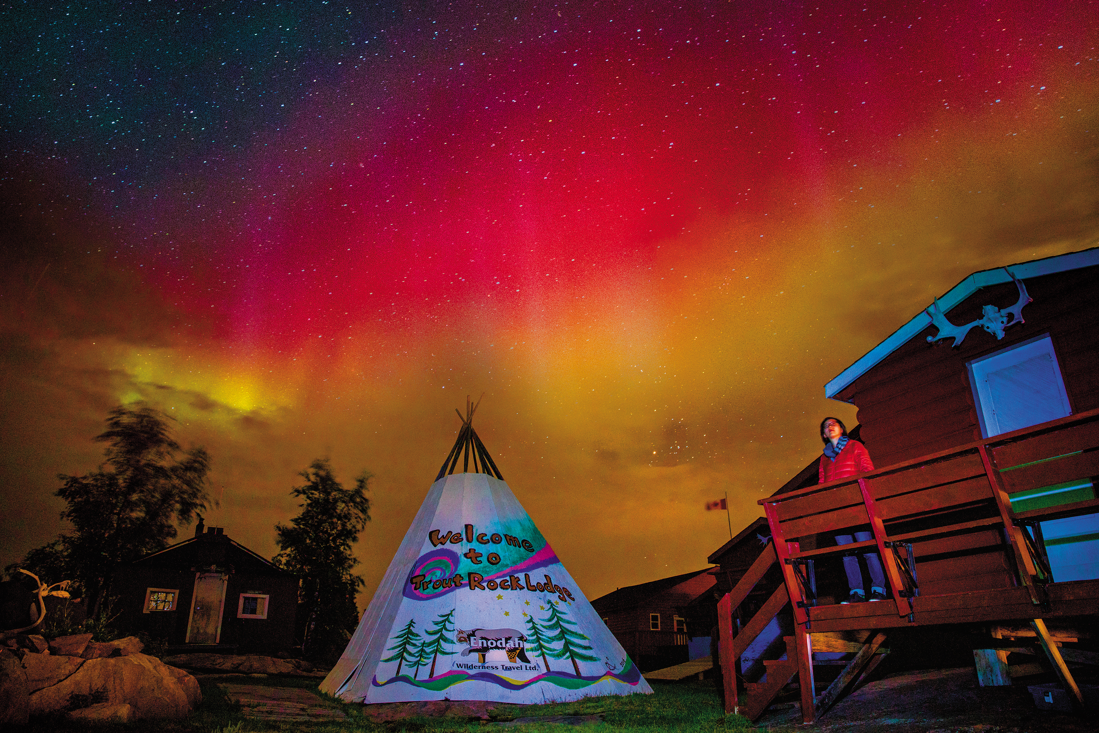把原住民傳統帳篷Teepee當作前景，拍出來的極光照片更有氛圍。
