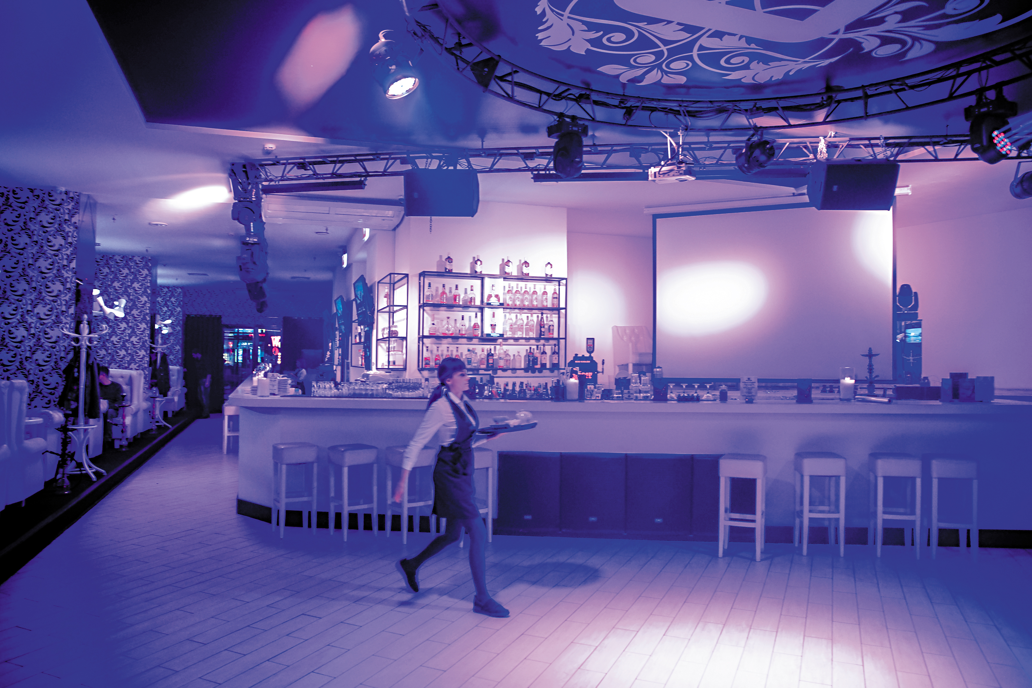 「saxar bar」氣氛絕佳，而且水煙令人訝異的完全免費。