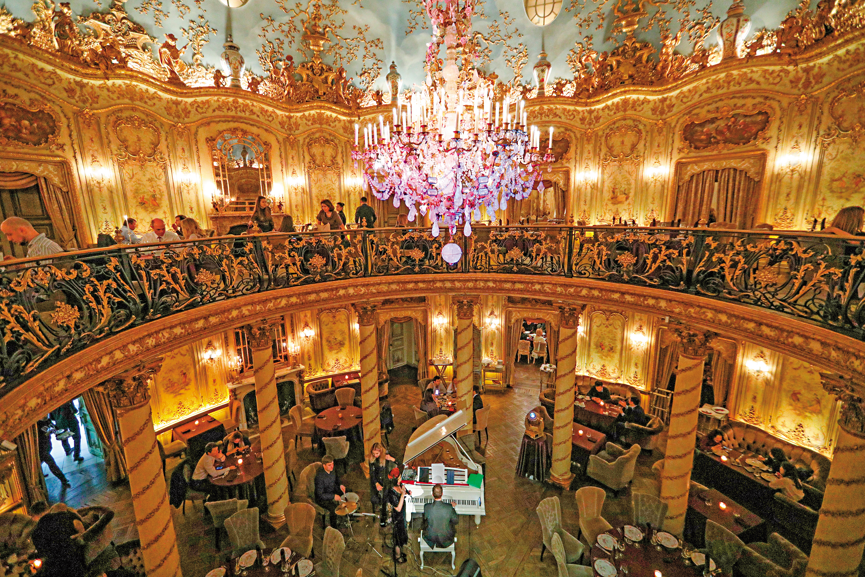 「Turandot Restaurant」的巴洛克穹頂華麗非凡,重現了俄國宮廷的風情。