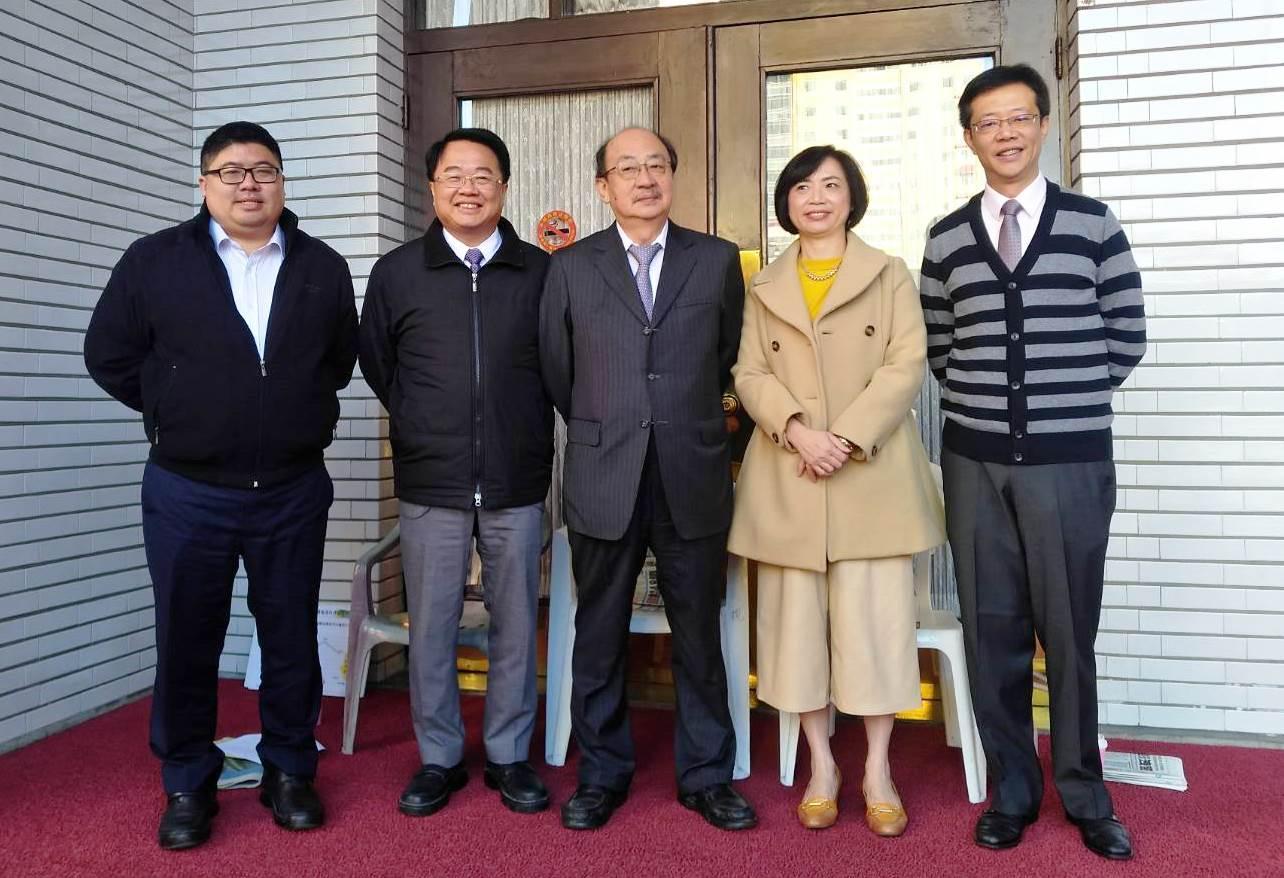 為了防範國民黨以提大量變更議程案方式杯葛立法院院會進行,民進黨團今早7時就輪班在議場前排隊準備送案。