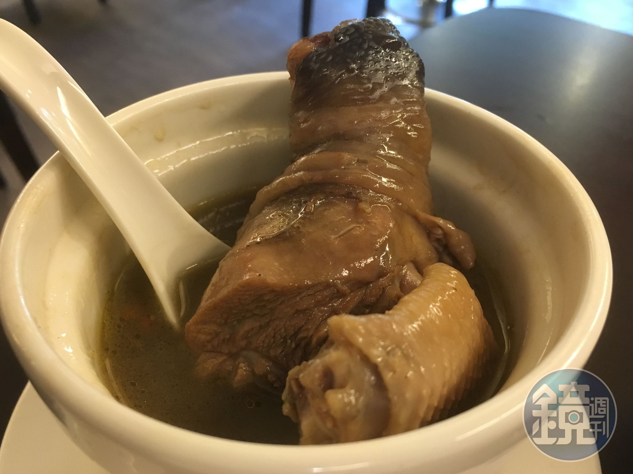 「首烏雞湯」的湯頭清甜不苦、有中藥香。（220元／小份）