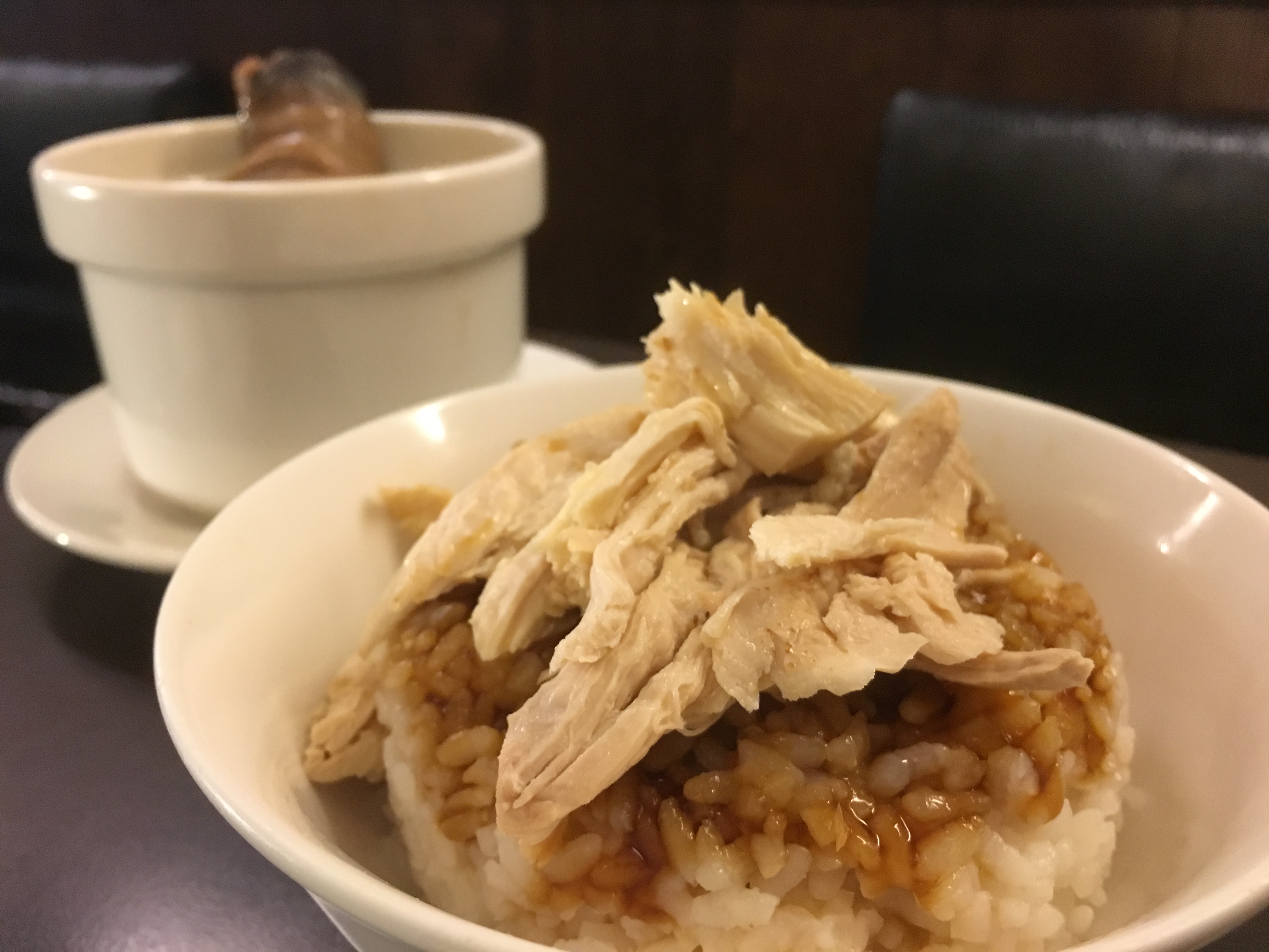 「雞肉飯」有雞油香氣、醬油膏的鹹甘，拌著雞肉塊一起入口很過癮。（40元／份）