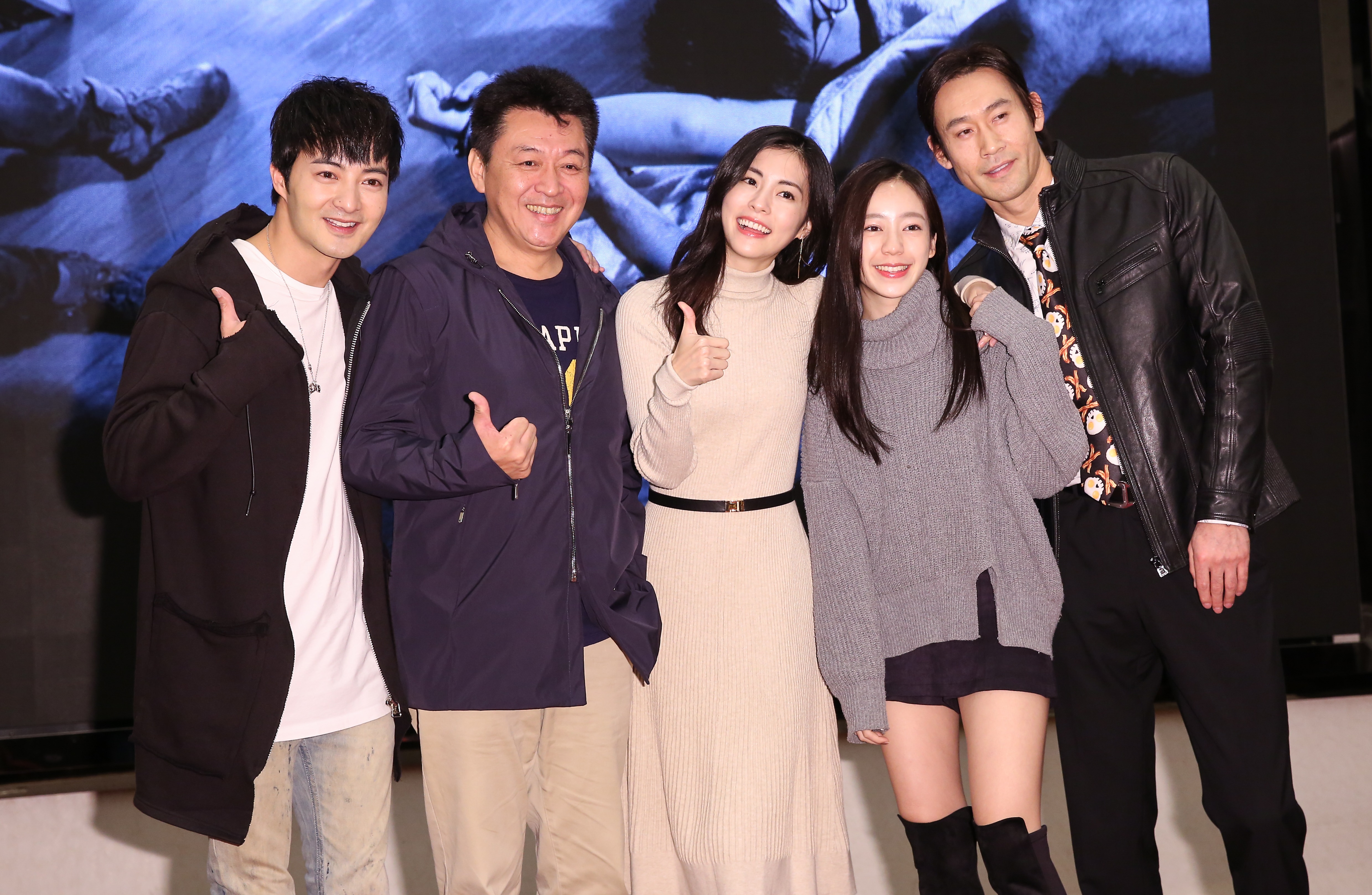 結合台灣民間習俗「觀落陰」題材的國片《驚夢49天》舉行殺青宴,演員古斌(左起)、庹宗華、任容萱、陳天仁、劉國雄等人出席。