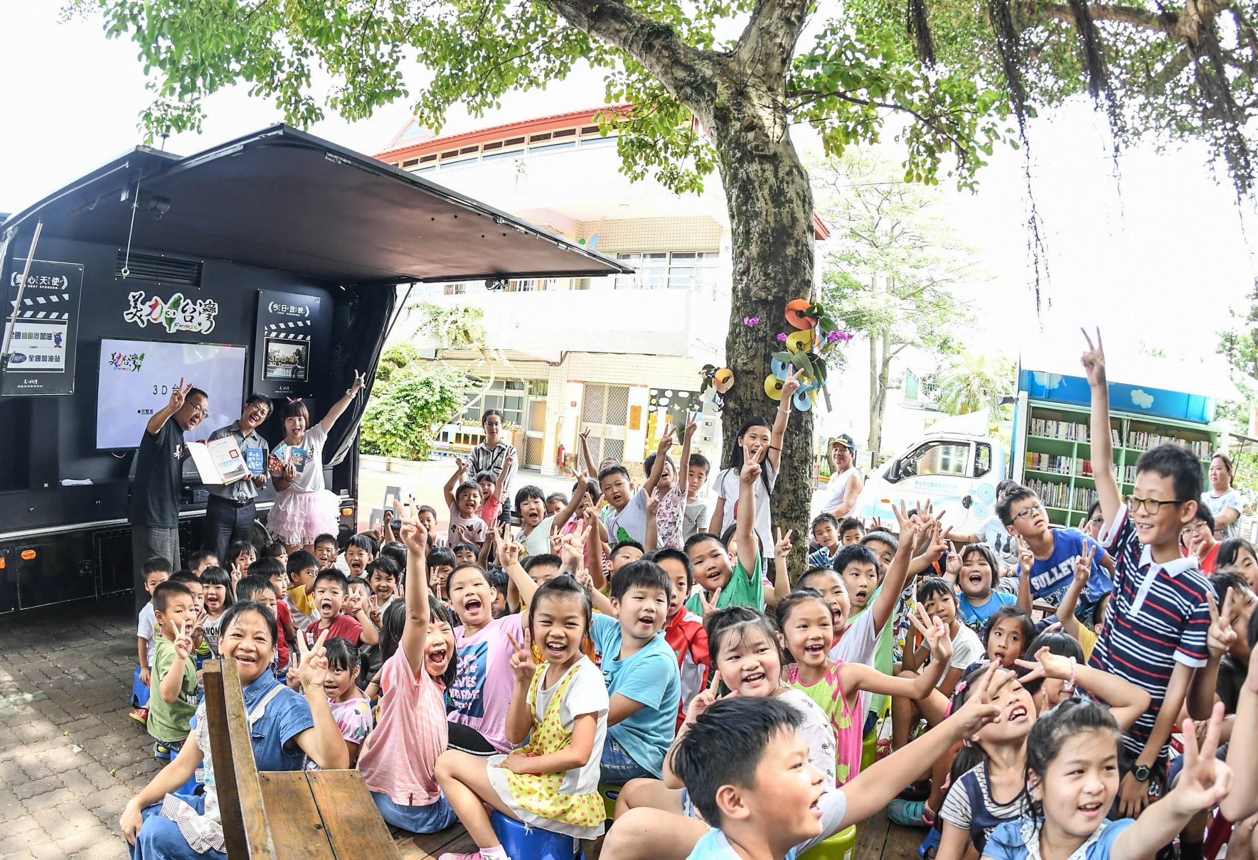 「美力台灣」3D行動電影車巡演由曲全立主導，已走遍台灣包括離島在內共1,120所學校。（吉羊數位提供）
