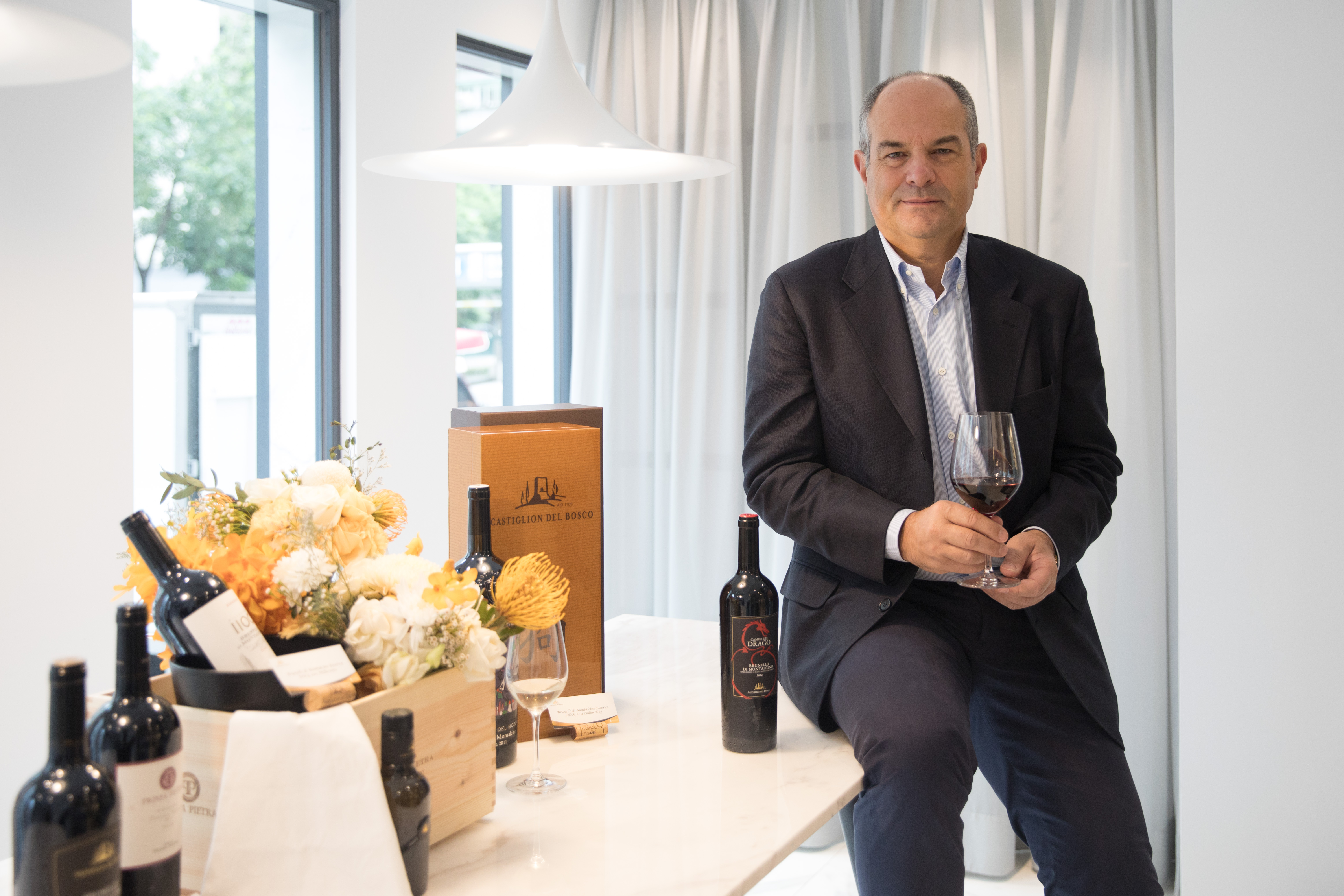 義大利精品「Salvatore Ferragamo」集團美國區總裁Massimo Ferragamo，鍾愛紅白酒，遂購入托斯卡尼「Castiglion del Bosco醴堡酒莊」，以釀出符合他高標準的酒款。