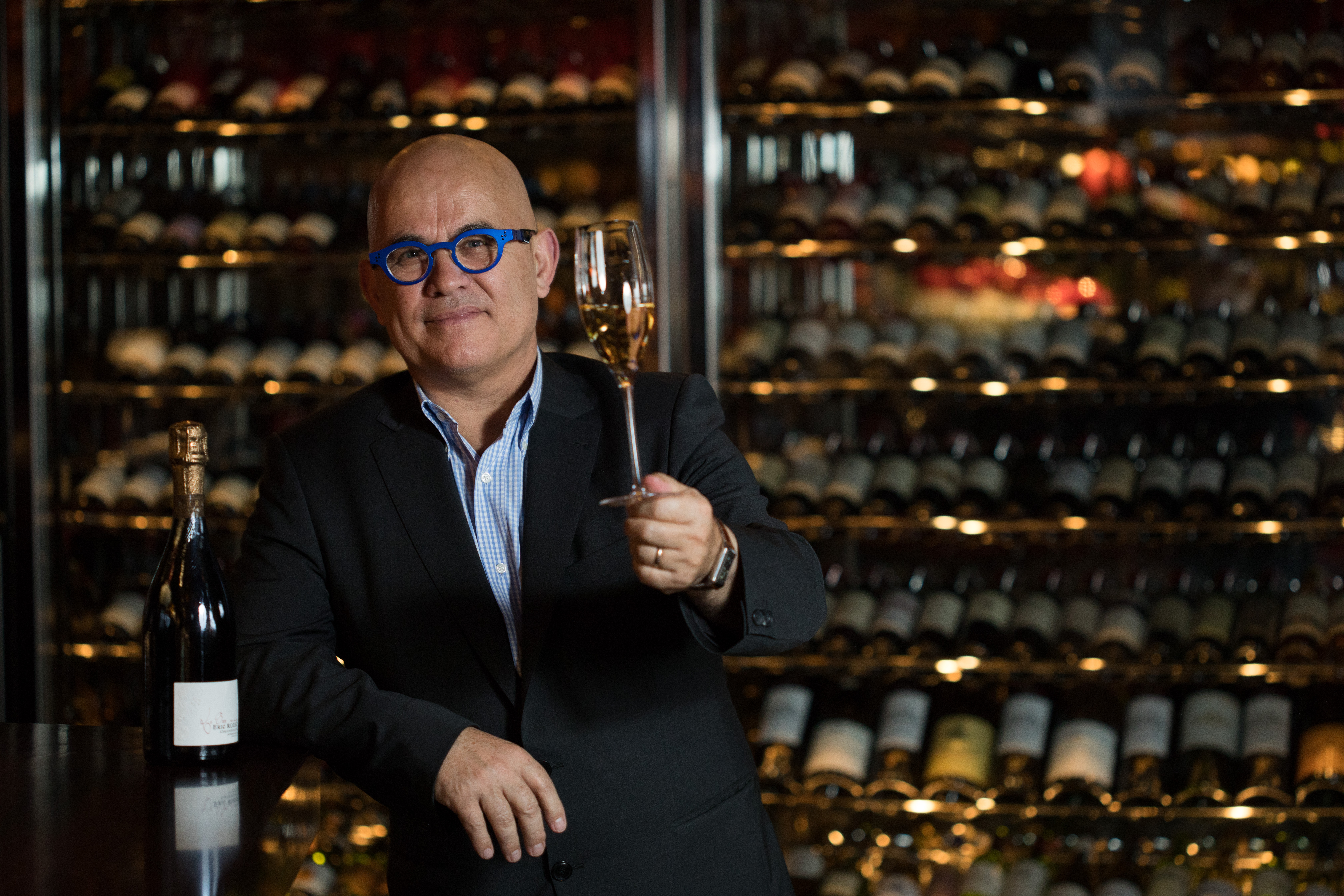 Eric Rodez集農夫、釀酒師、酒莊主人及市長身分於一身，藍色眼鏡是招牌打扮。