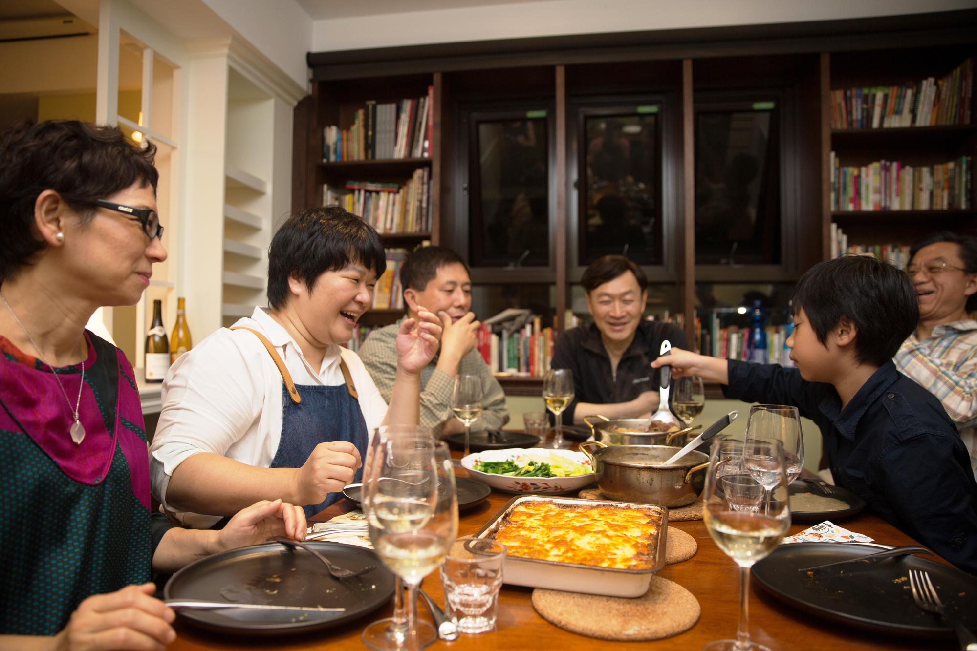 Dana（左二）親自為她的文青好友煮了一餐晚飯，友人們形容：「這餐吃得比女王還好。」