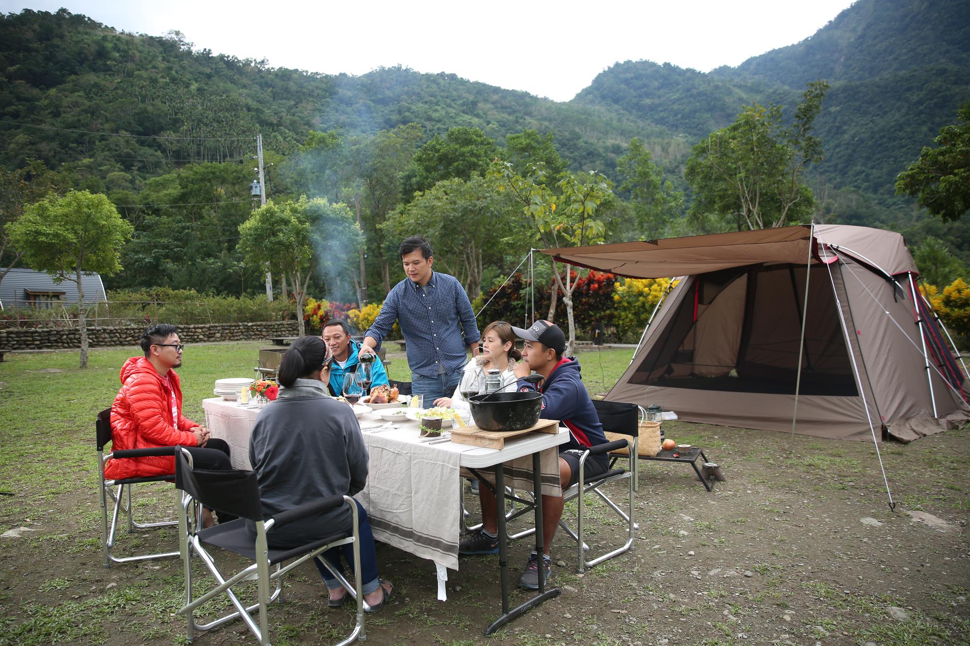 露營餐點有專人打點好,露友們只要放空、吹涼風,就能輕鬆吃好料。