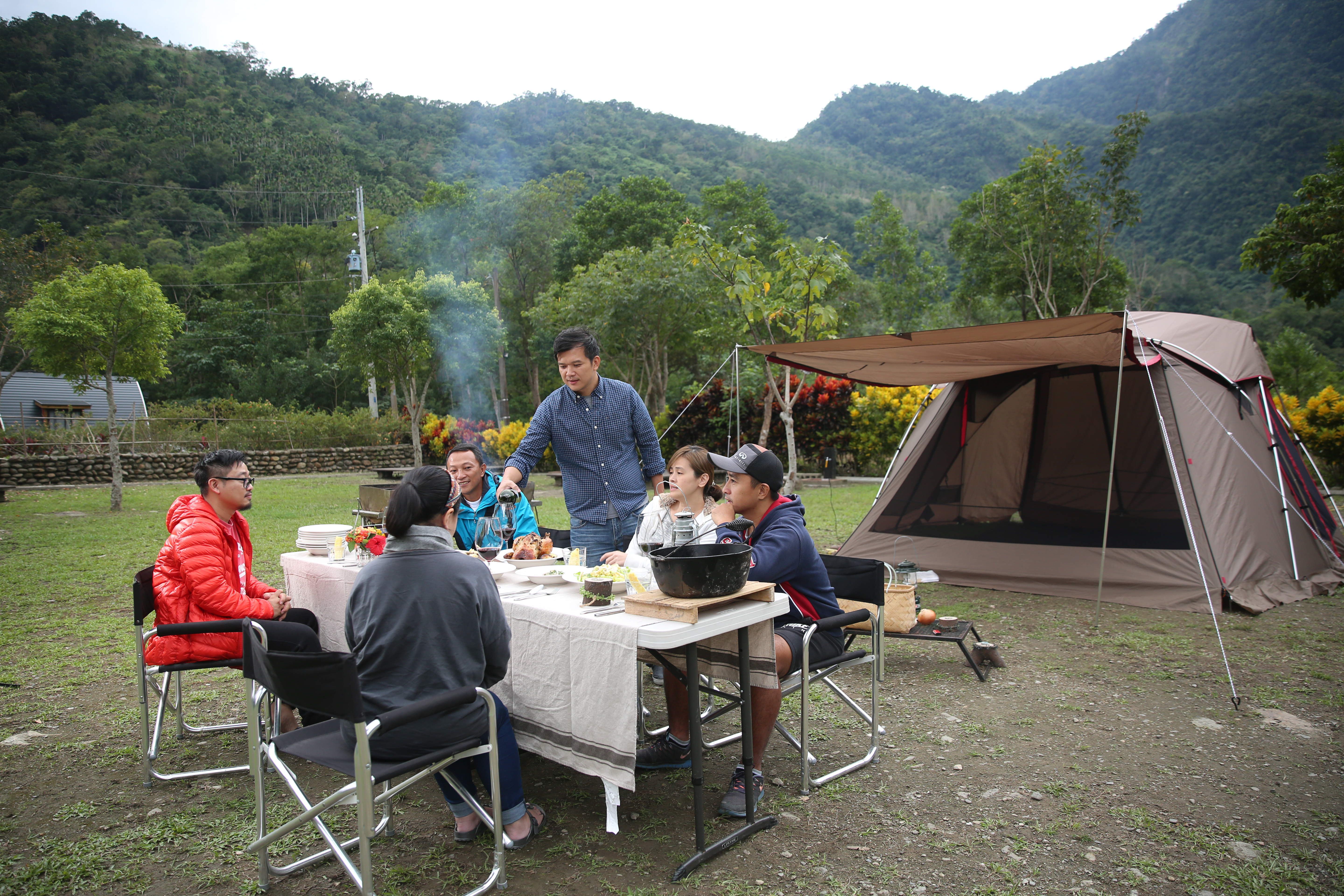 露營餐點有專人打點好，露友們只要放空、吹涼風，就能輕鬆吃好料。