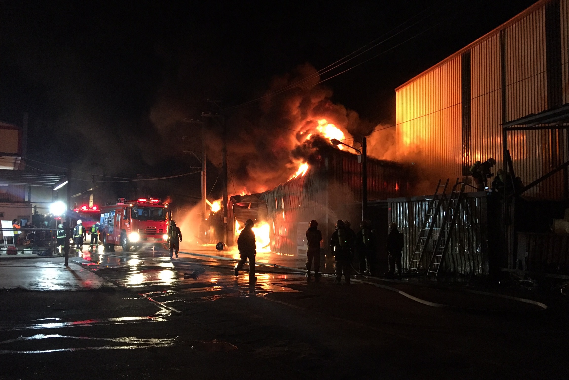桃園蘆竹一家汽車用品廠凌晨發生大火，6名外籍移工葬身火窟。（翻攝畫面）