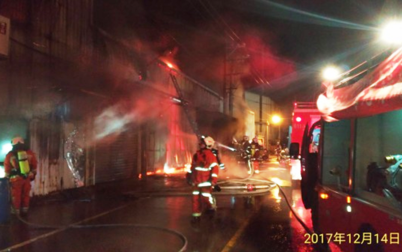 矽卡公司的鐵皮倉庫發生大火，建管處檢查發現百坪倉庫皆違建。（翻攝畫面）