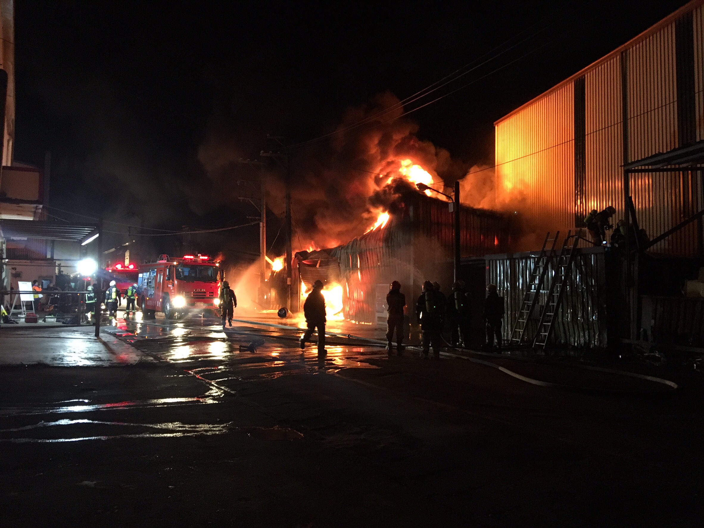 今（14）日凌晨2點許桃園蘆竹區矽卡公司宿舍大火。（翻攝畫面）