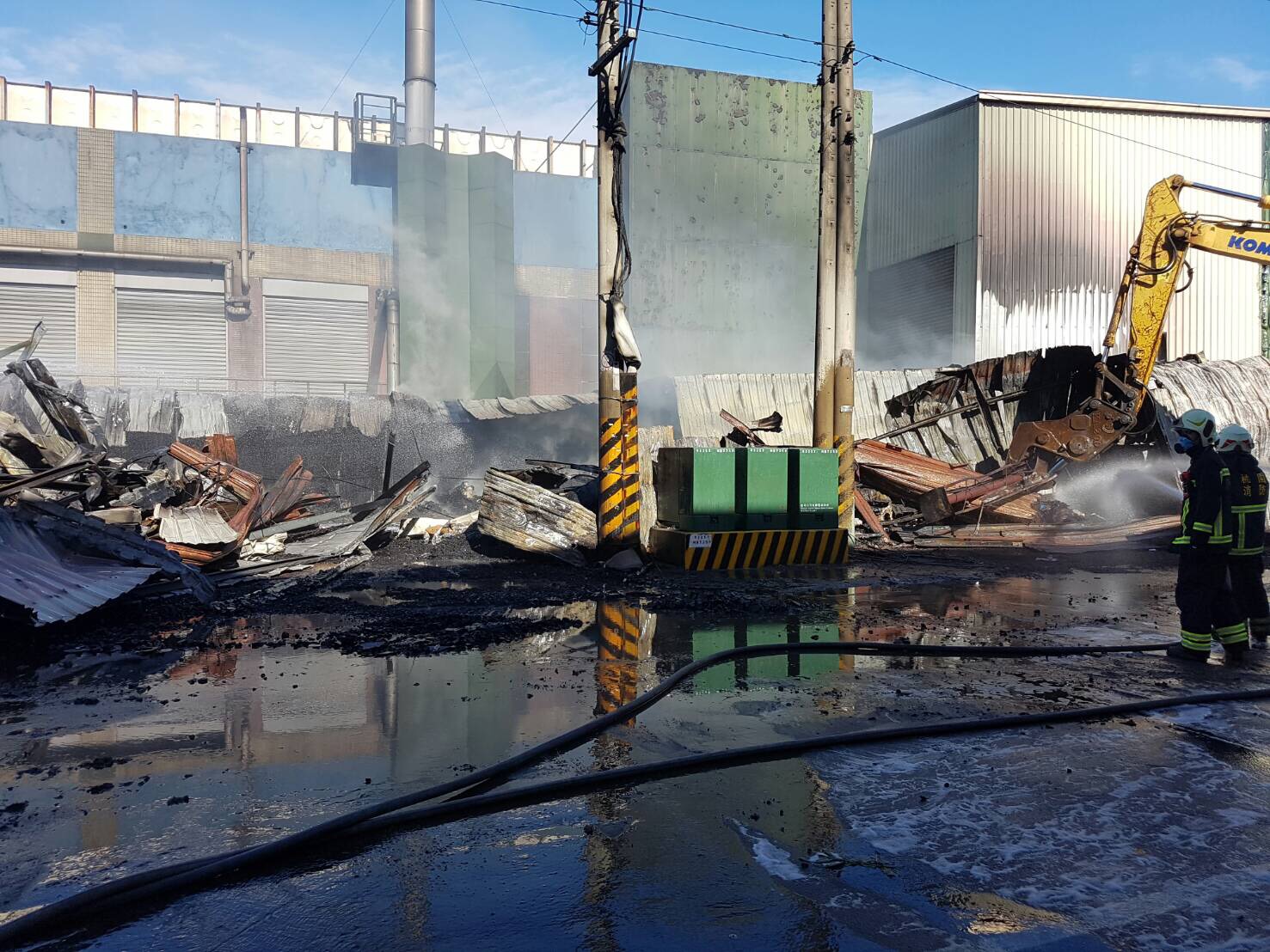 起火宿舍屬於違建，因逃生不一造成6人罹難，現場原址已付之一炬。（翻攝畫面）