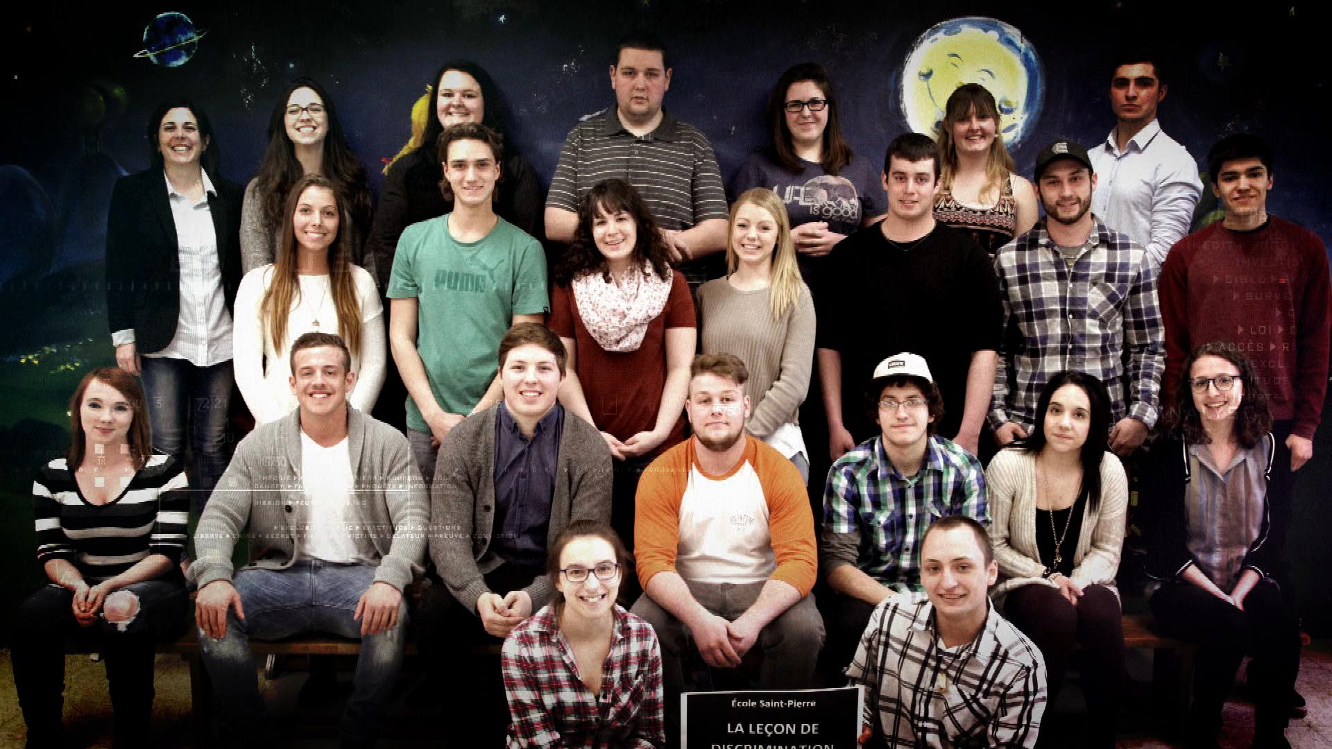 《歧視的一課：十年之後》中曾參與「歧視實驗」的班級師生在10年後開「同學會」回顧當年的想法與改變。後排左一為安妮老師、後排中為小皮。（公視提供）