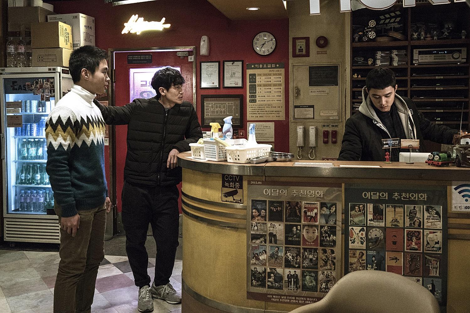 由都敬秀（右起）、申河均、金東英主演的《屍蹤7號房》，是南韓首部股權型成功群募的電影。（可樂電影提供）