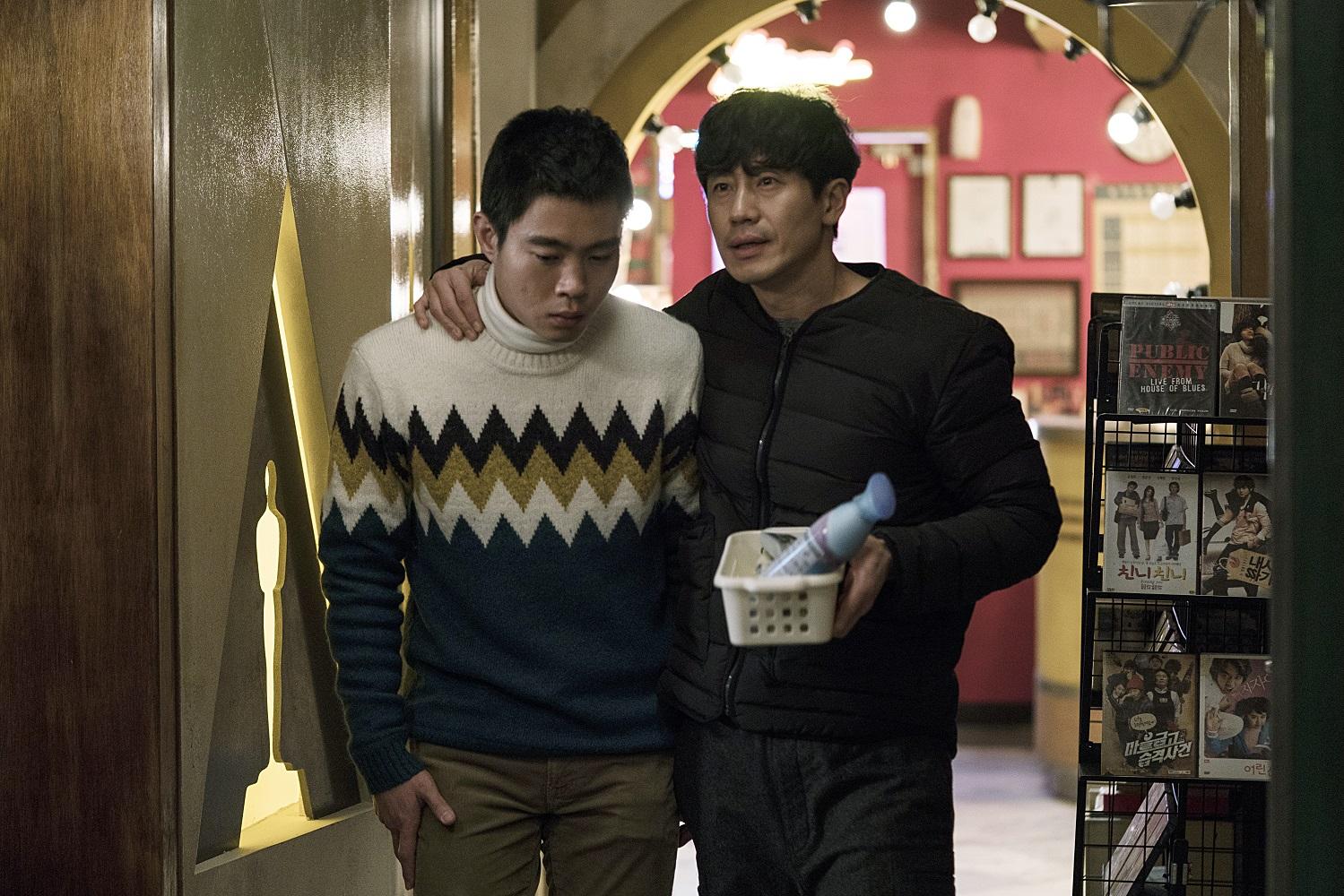 《屍蹤7號房》藉由DVD視聽室老闆（右）及工讀生的關係，探討南韓自營業者與失業率的問題。（可樂電影）