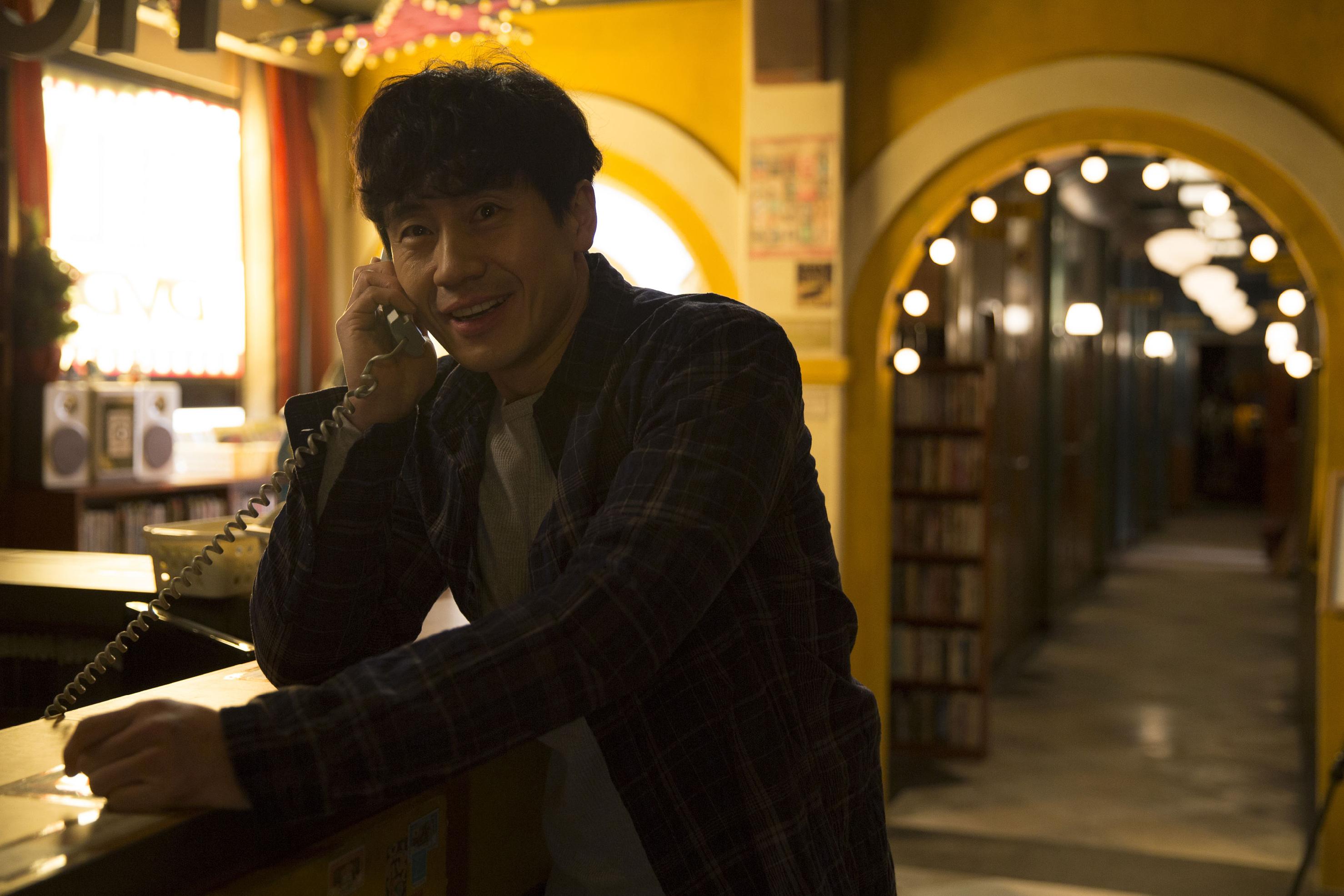 李容承在《屍蹤7號房》中巧妙運用黃色，呈現片中申河均膽小怕事的個性。（可樂電影）