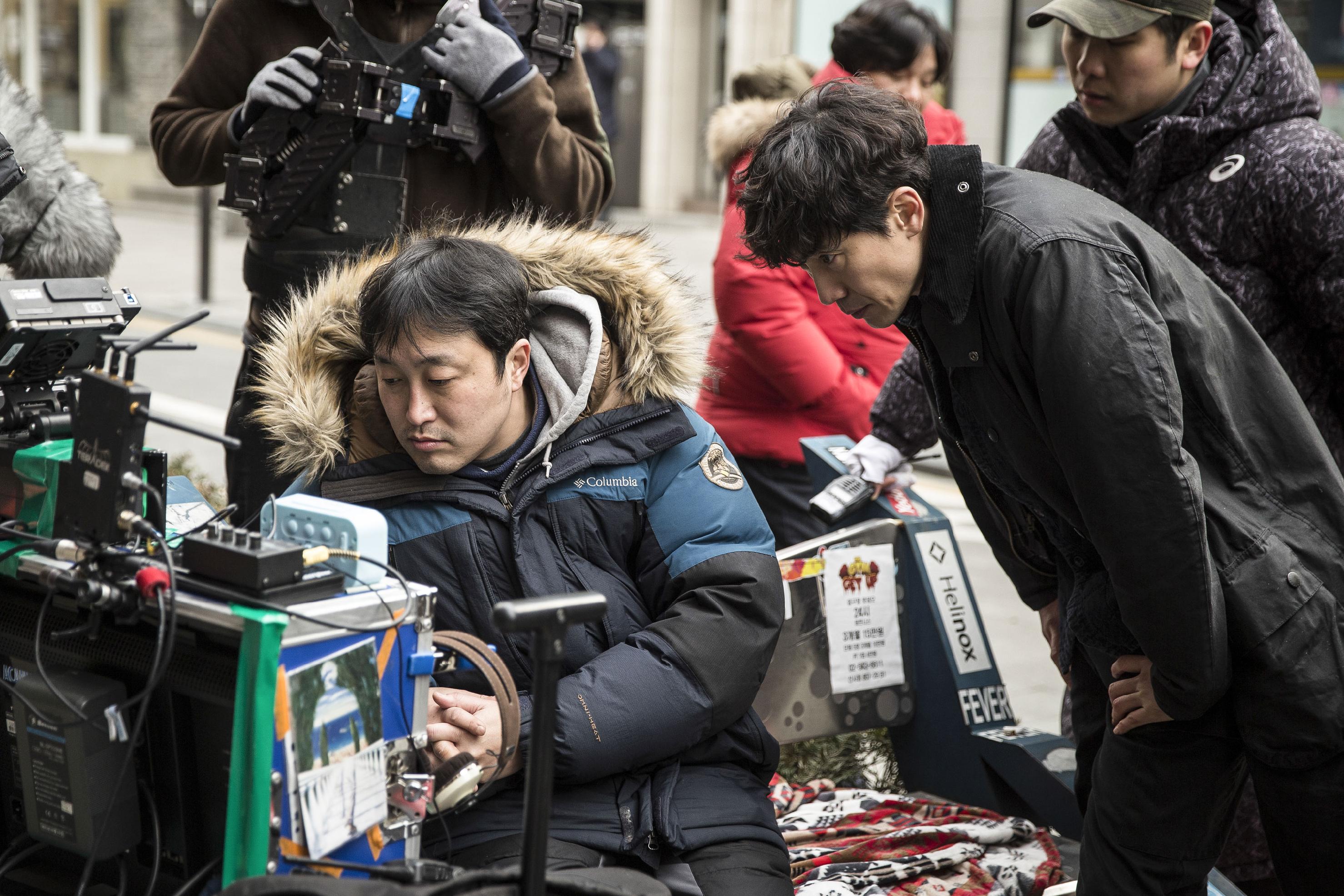 李容承（左）拍完每場戲，會請演員親自在小螢幕確認自己的演出，並互相深入討論，右為男主角申河均。（可樂電影）
