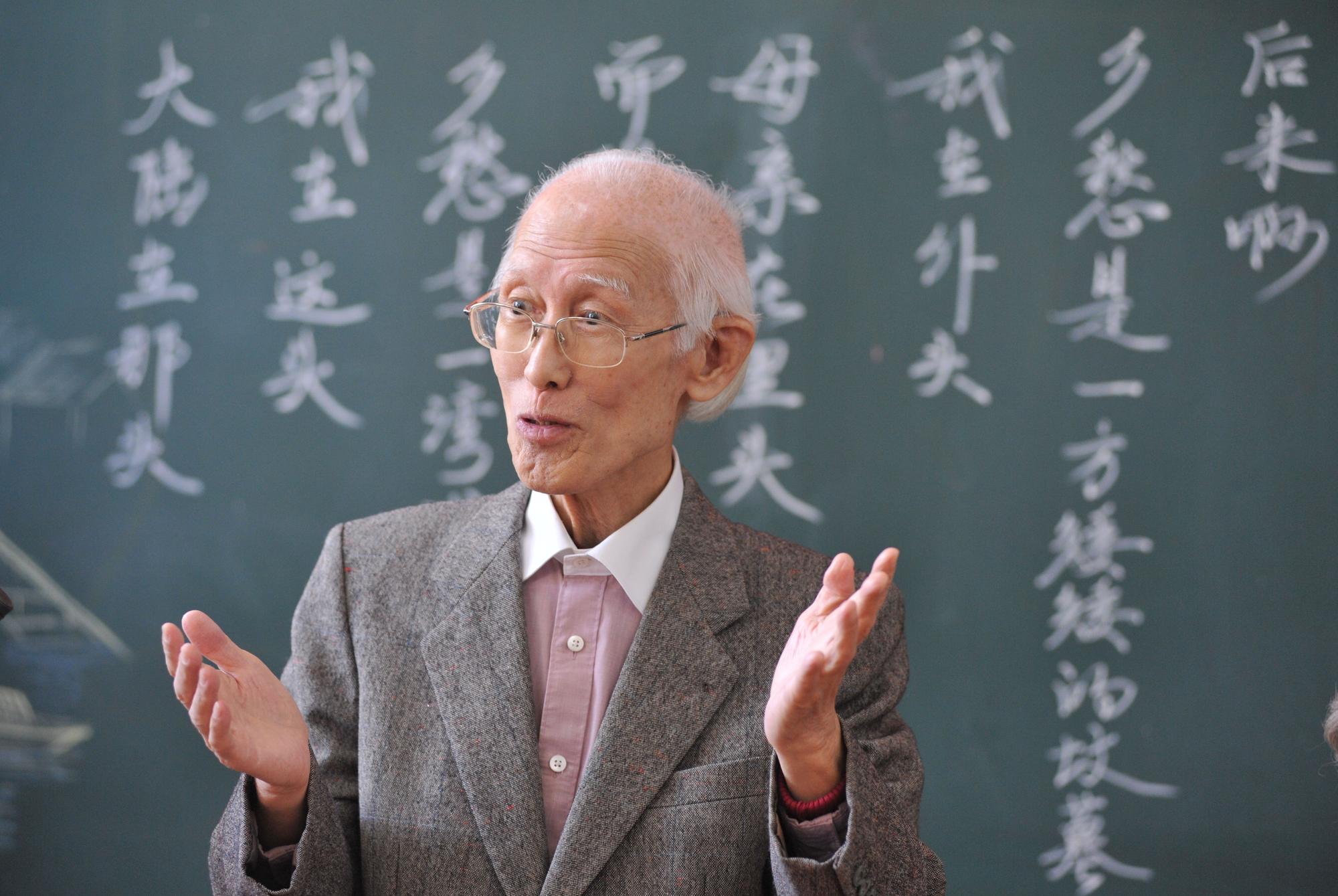 梁實秋曾稱讚余光中：「右手寫詩，左手寫散文，成就之高，一時無兩。」（東方IC）