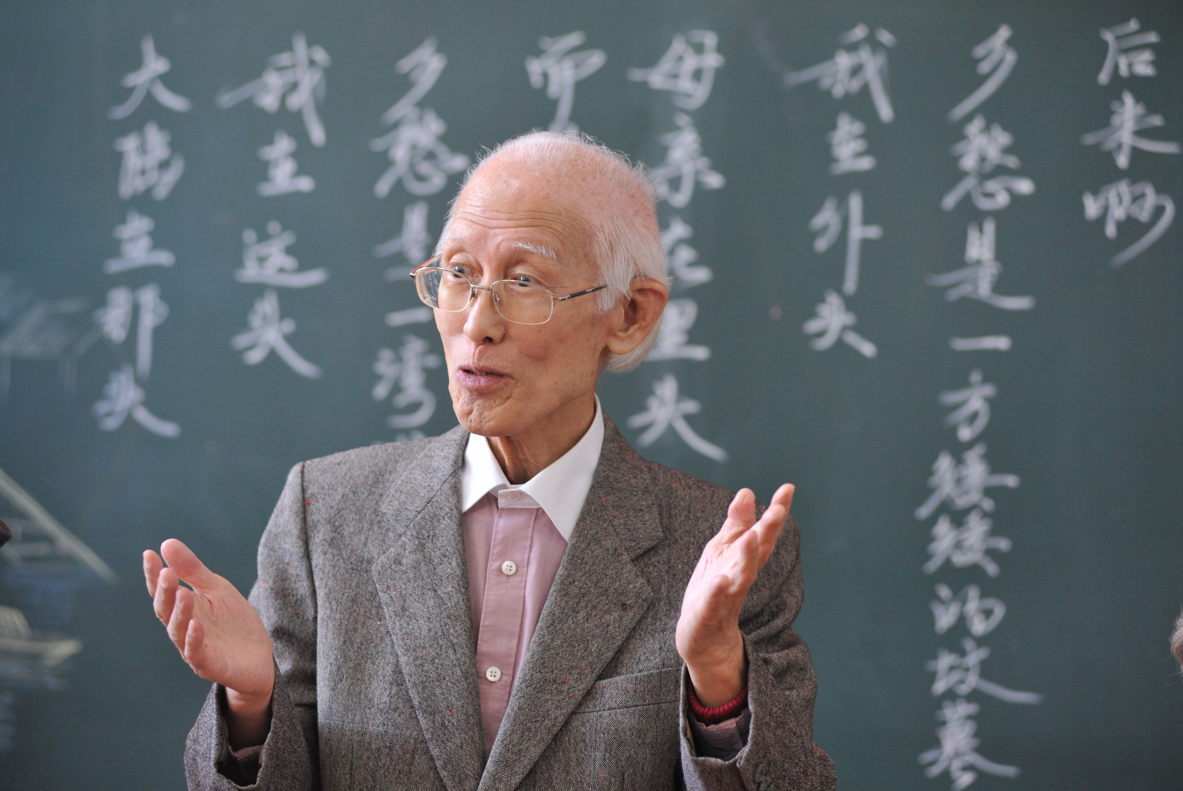 梁實秋曾稱讚余光中：「右手寫詩，左手寫散文，成就之高，一時無兩。」（東方IC）