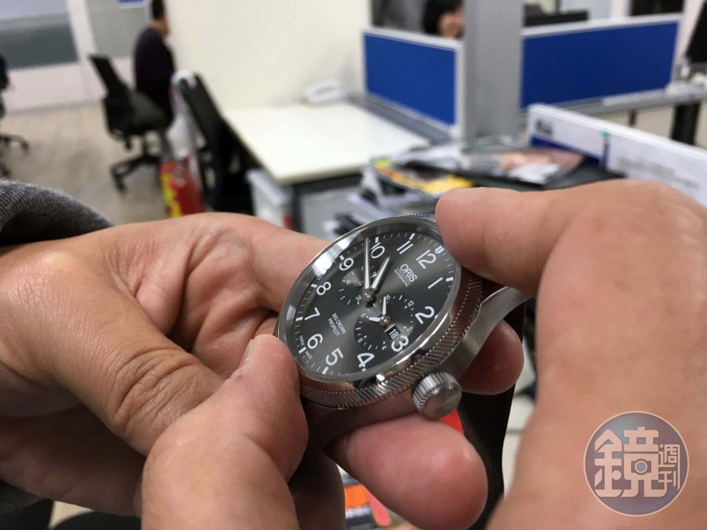 以指腹壓住錶圈上的紋路，向前向後旋轉，即可直覺性快速調整中央時針到預定旅行目的地的時間。