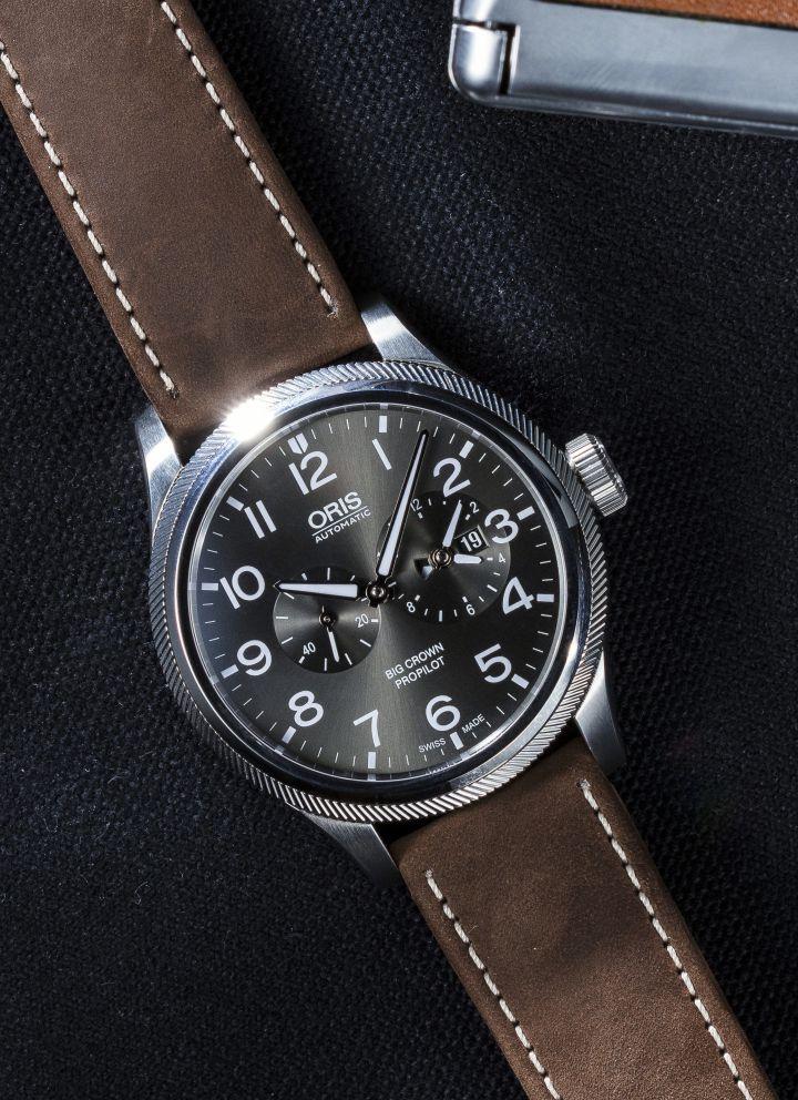 ORIS Big Crown大錶冠Pro Pilot二地時間飛行錶款，擁有可快速調整的時針，輔助的第二時區盤 ，家鄉時間日夜顯示，與小秒針。同時還有專利可跳回的日期顯示。