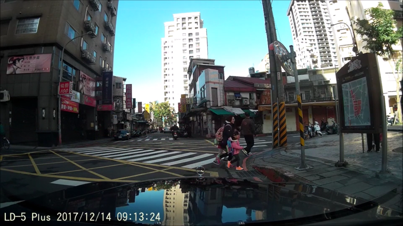 從行車記錄器發現，失控亂撞的自小客車嚇到一旁帶著小孩過街的媽媽。（警方提供）
